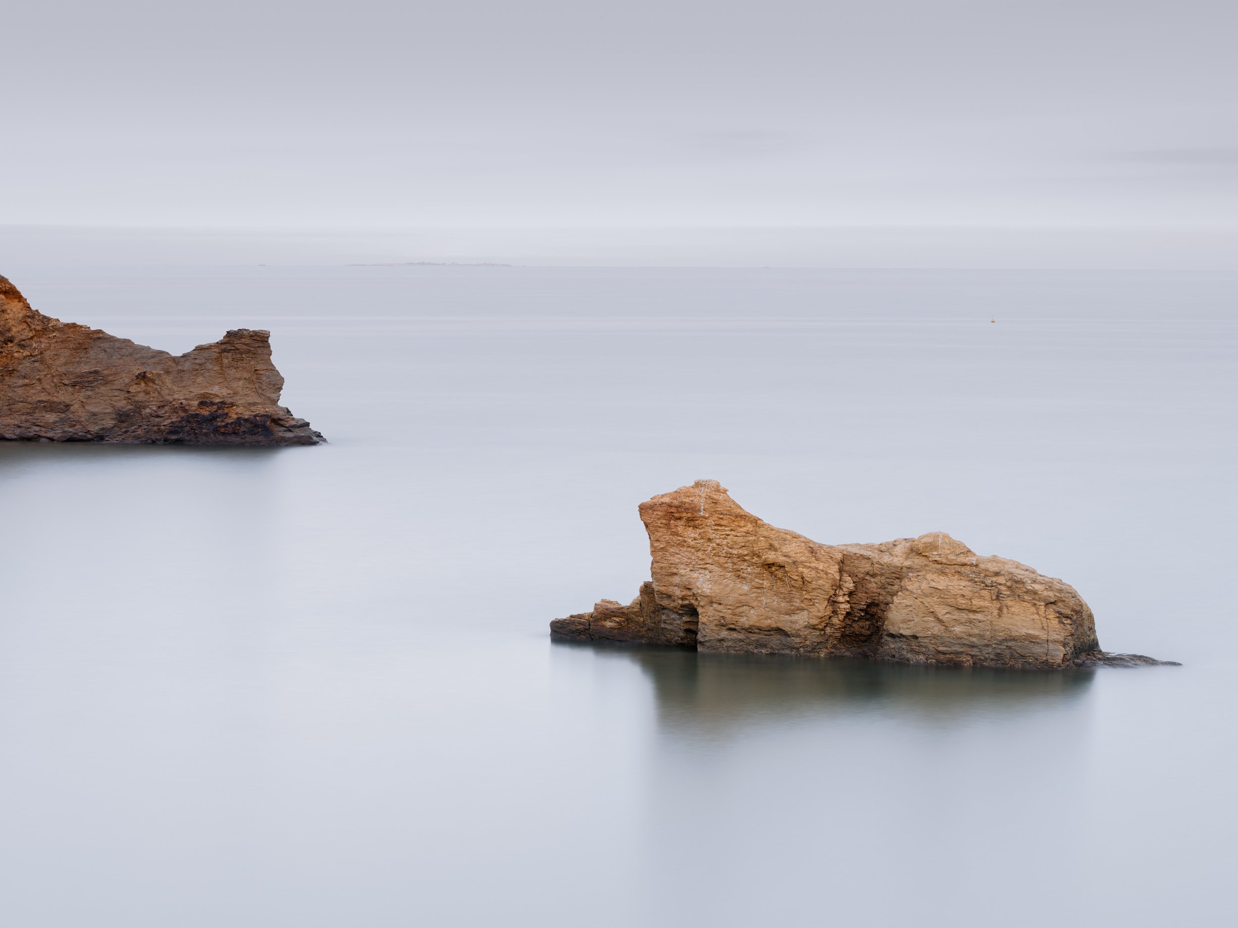 Une image minimaliste prise depuis la plage des îles