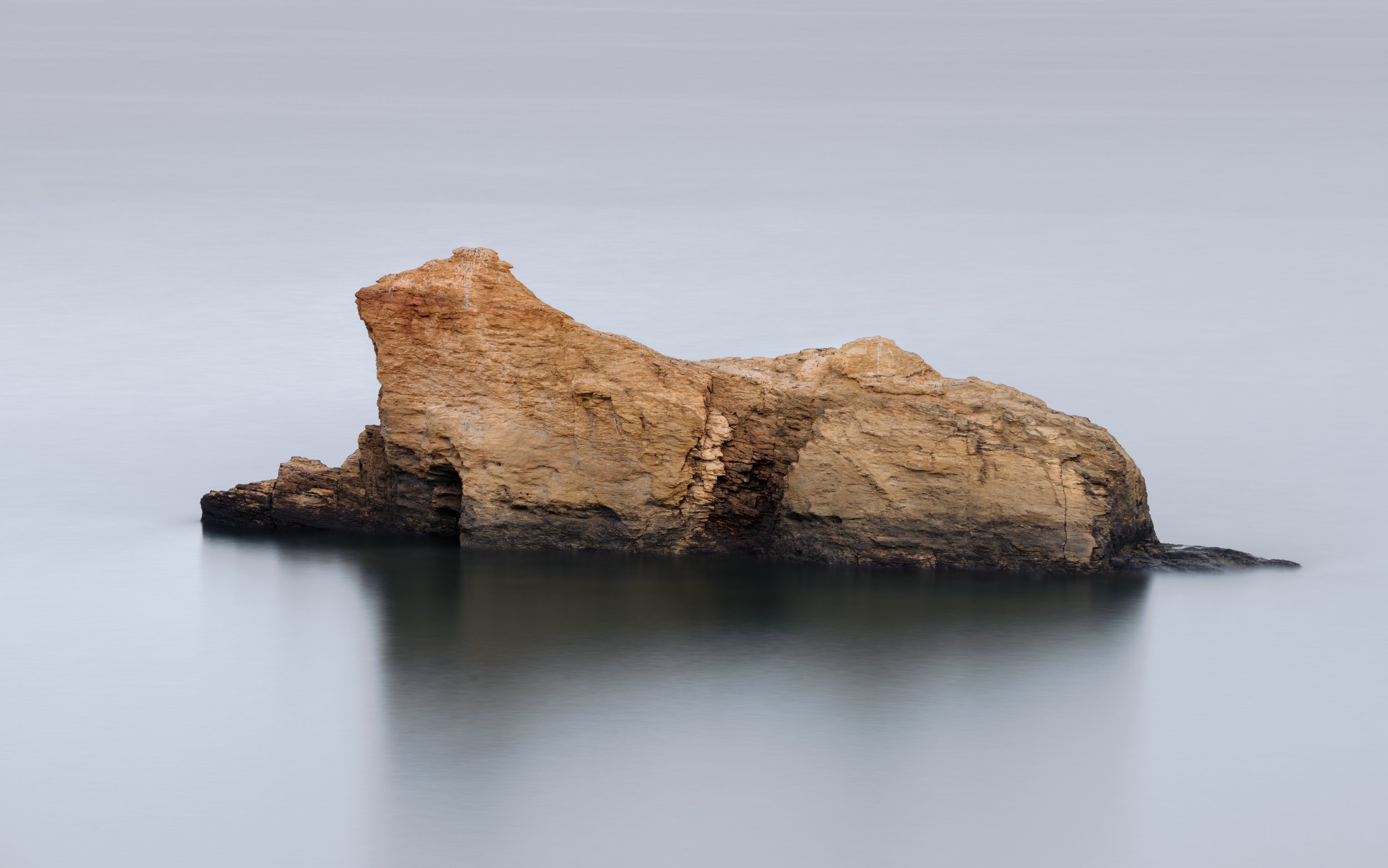 Une photo de 89s d'une composition minimaliste prise à la plage des îles