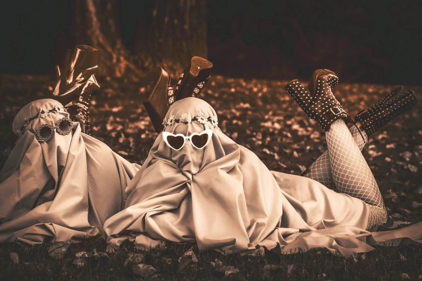 Last weekend I had a fun time collaborating with these spooky ghosts for a SuMmErWeEn photo shoot! Celebrating a ghost's transition from summer to spooky season 😆👻 
Thank you @ap.p.h.o.t.o.s for organizing and allowing us to bring your idea to lif