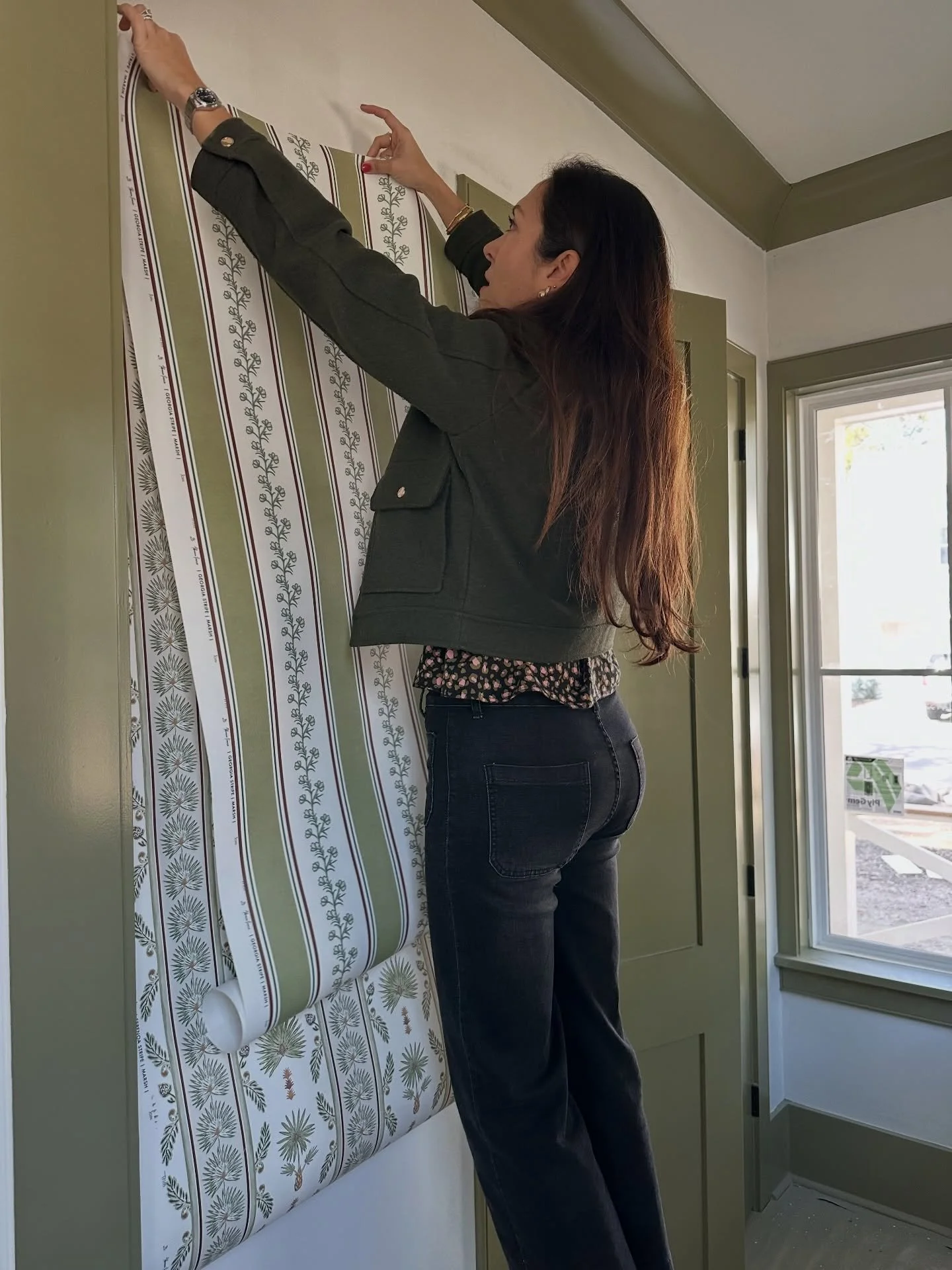 Install day for Georgia Stripe in Marsh 🌿
Coming to life in a beautifully designed butler&rsquo;s pantry. So excited to see the final reveal.

Design by @arcinteriorschs 
Install by @pleasant_papering 

#charlestoninteriors #charlestonhomes #designe