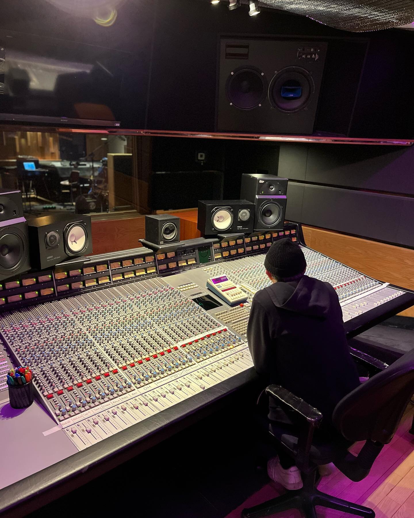 Album 3 begins!

@hipposonic @rabbitwithhorns @diggerlarue @raxamillion @jmz667 @jessicalydiabenini @tristandrums @kris.fearon @anton.seth 

#recording #thebrokenislands #womeninmusic #yvr #TBI #justannounced #shoegaze #triphopmusic #rock #postrock #