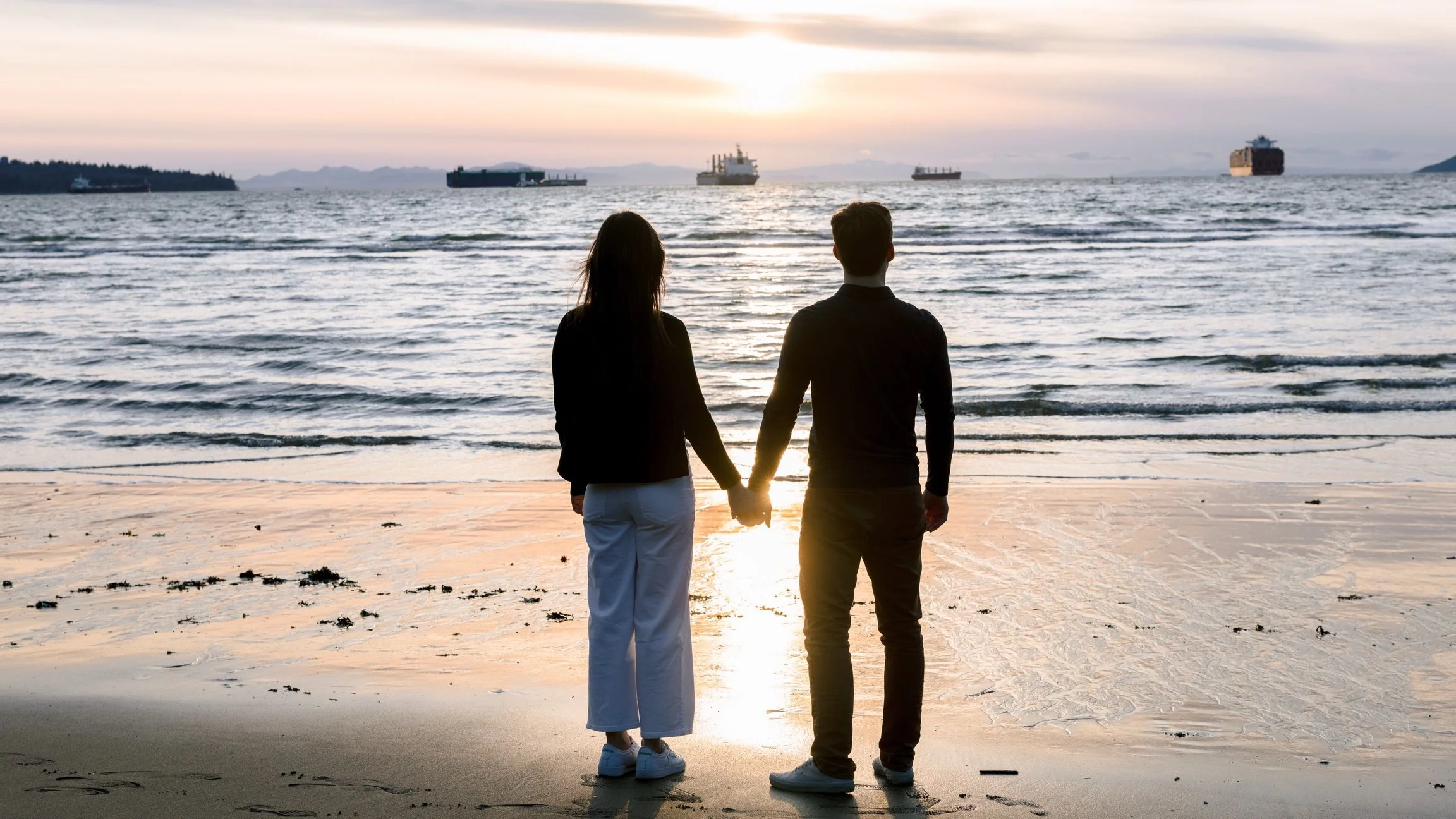 T + B 💍 engagement session with the ocean view 

deminphotography.com

#vancouverweddingphotography  #vancouverweddingphotographer #engaged #engagement