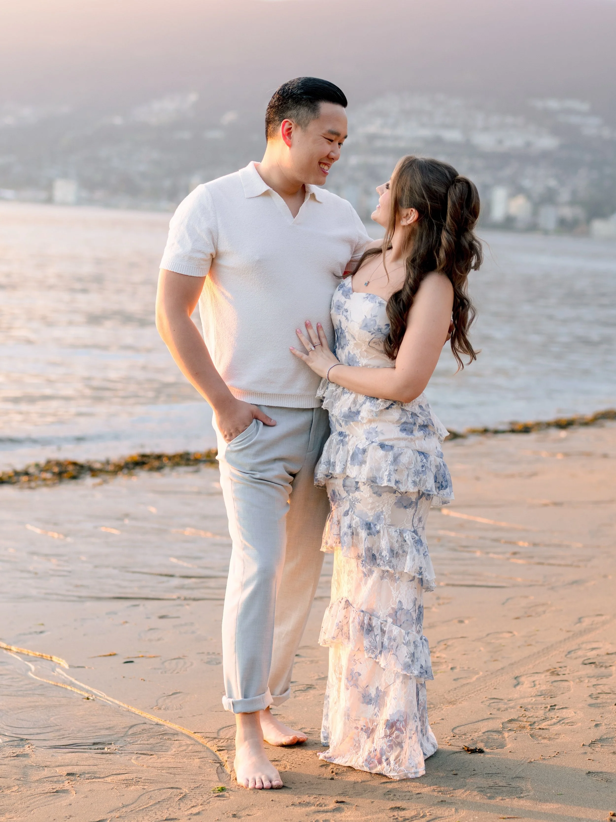Sunset is my favorite time for engagement photos. Here&rsquo;s one with J + M 💍 

deminphotography.com

#vancouverweddingphotography  #vancouverweddingphotographer #engagement #sunset