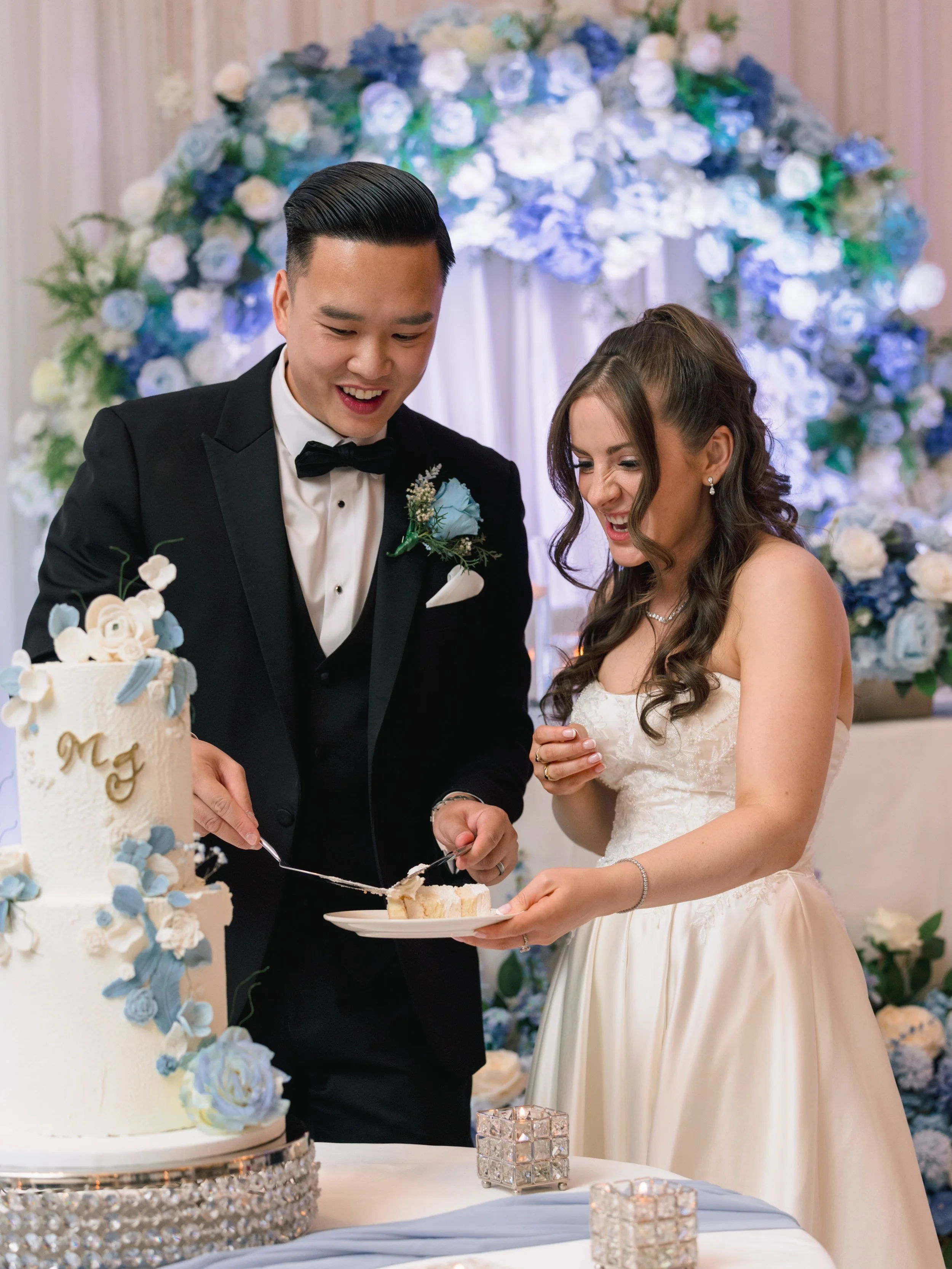 A sweet ending to a beautiful wedding day! 🍰 

deminphotography.com

 #vancouverweddingphotographer #weddingphotography #cakecutting weddingcake