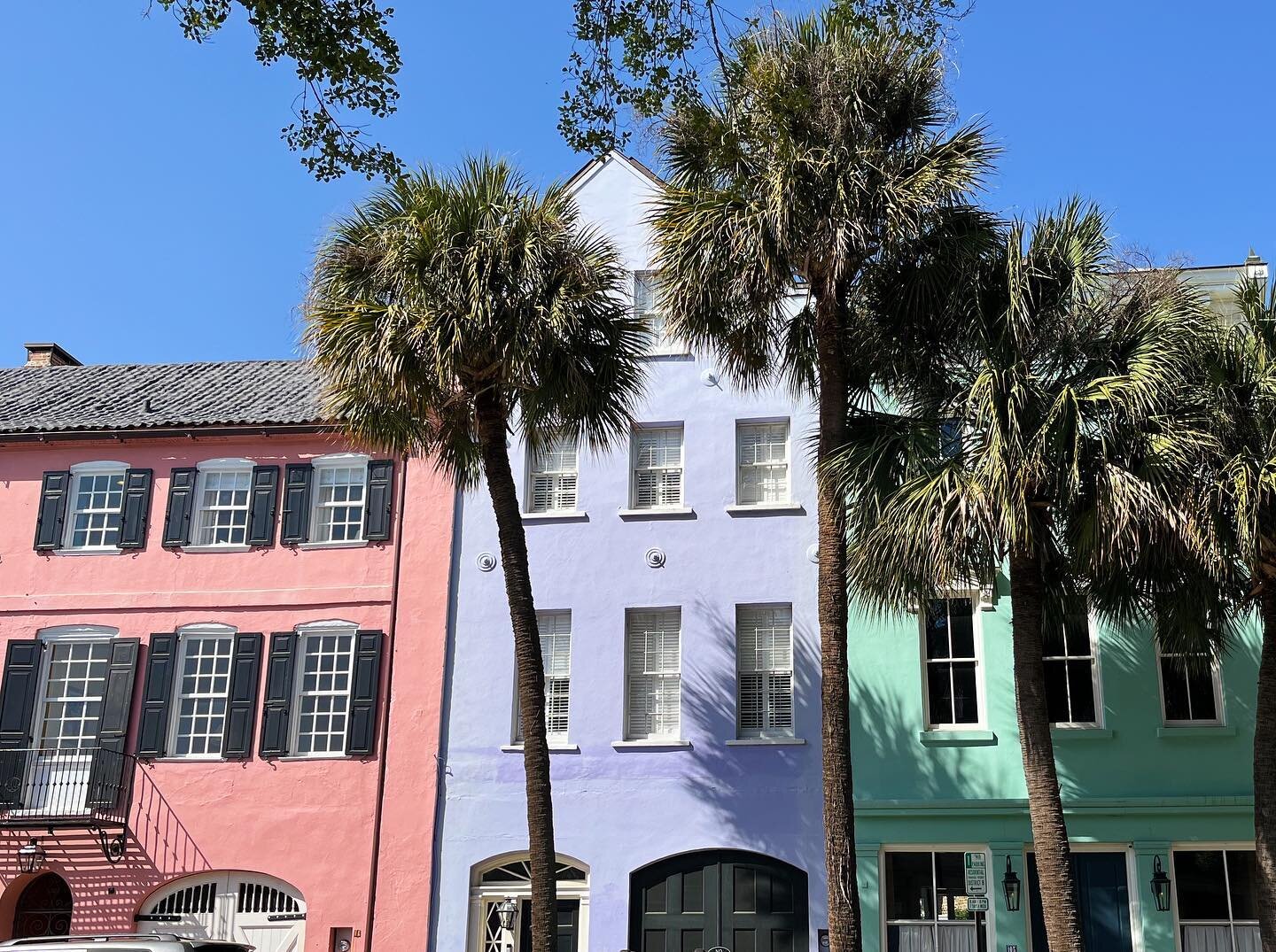as promised, my two-day travel recap &amp; itinerary for Charleston, SC is live at the link in my bio! it includes a looooot of food recommendations, some drink spots, and a couple of activities to keep ya busy.

this is new for me, sharing my travel