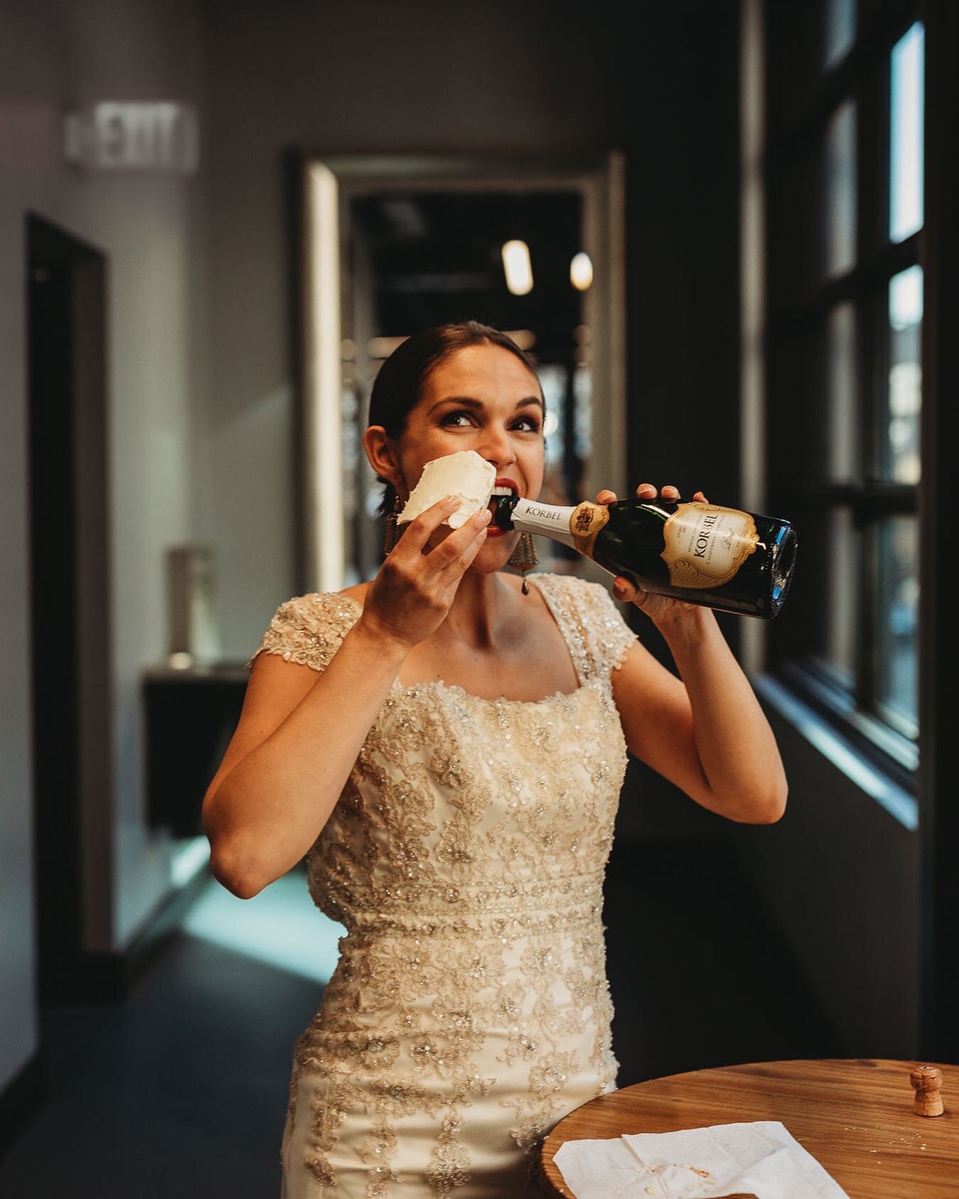 🍾🍰 Is there any other way to celebrate your anniversary than to wear your original wedding dress while eating gourmet cake + champagne? We think not! 🖤
&bull;
&bull;
&bull;
#austinvenue #atx #weddingcake #champagne #photoshoot
