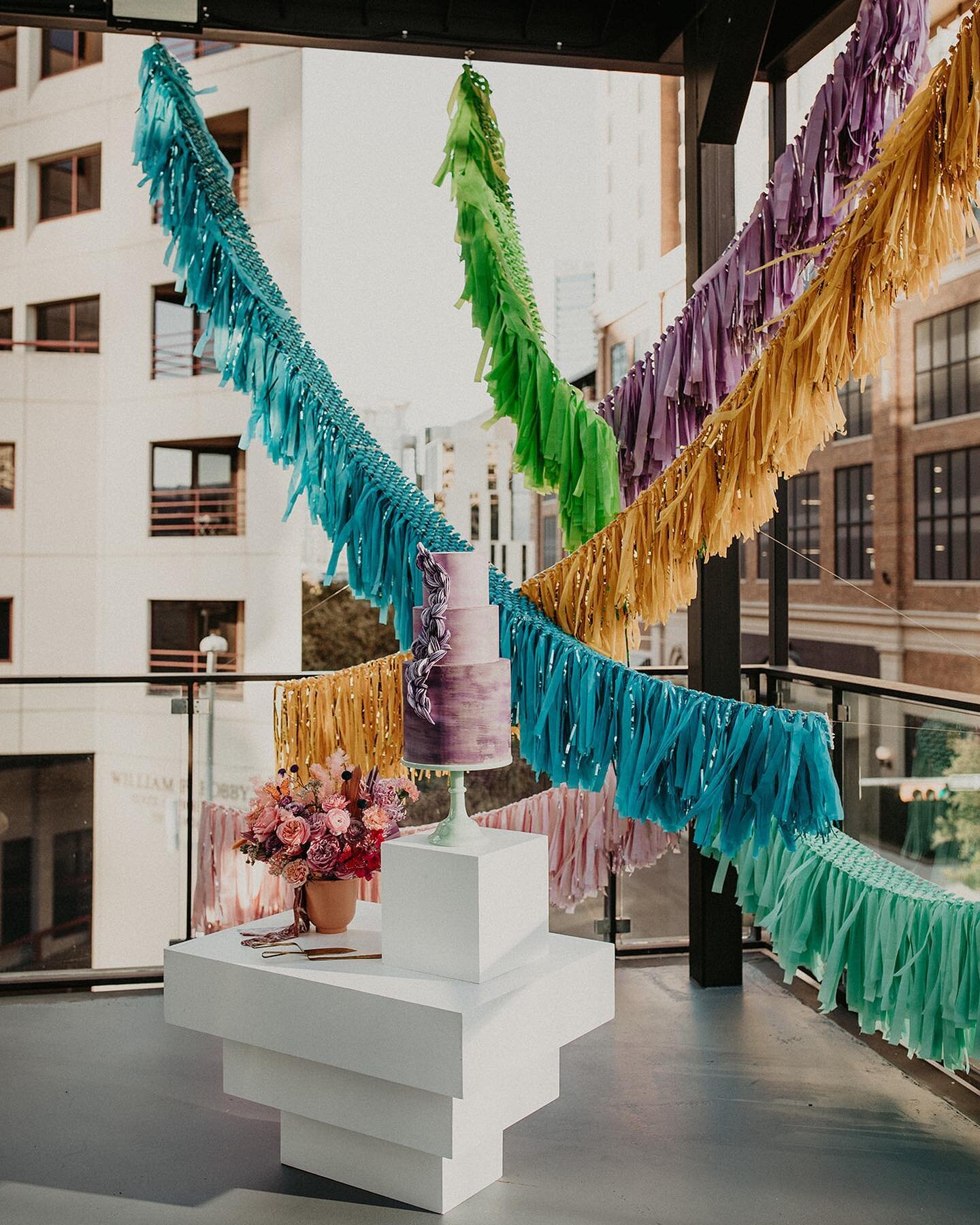 One of our favorite features on our Rooftop is all of the different angles, lines, and textures of the buildings that surround us. 🏙 And then throw in the bright colors + energy of this magical set up? Um...Still swooning! 😍
&bull;
&bull;
&bull;
#w