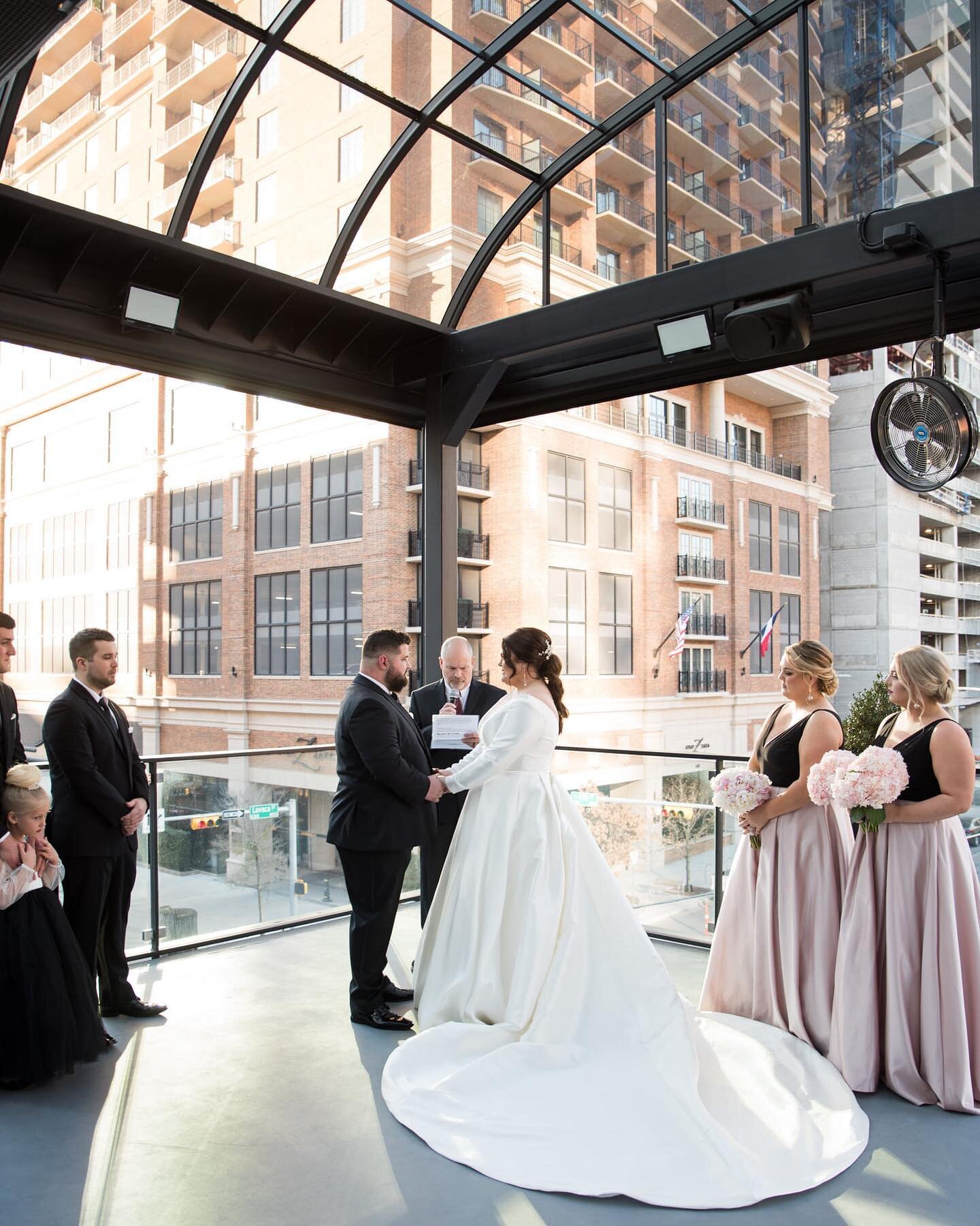 Another memorable ceremony for the books! So short, yet so sweet... And then came the real party-time in our Main Hall. 🎶🥂
&bull;
&bull;
&bull;
#rooftopwedding #downtownaustin #downtownbride #bridesofaustin #modernwedding