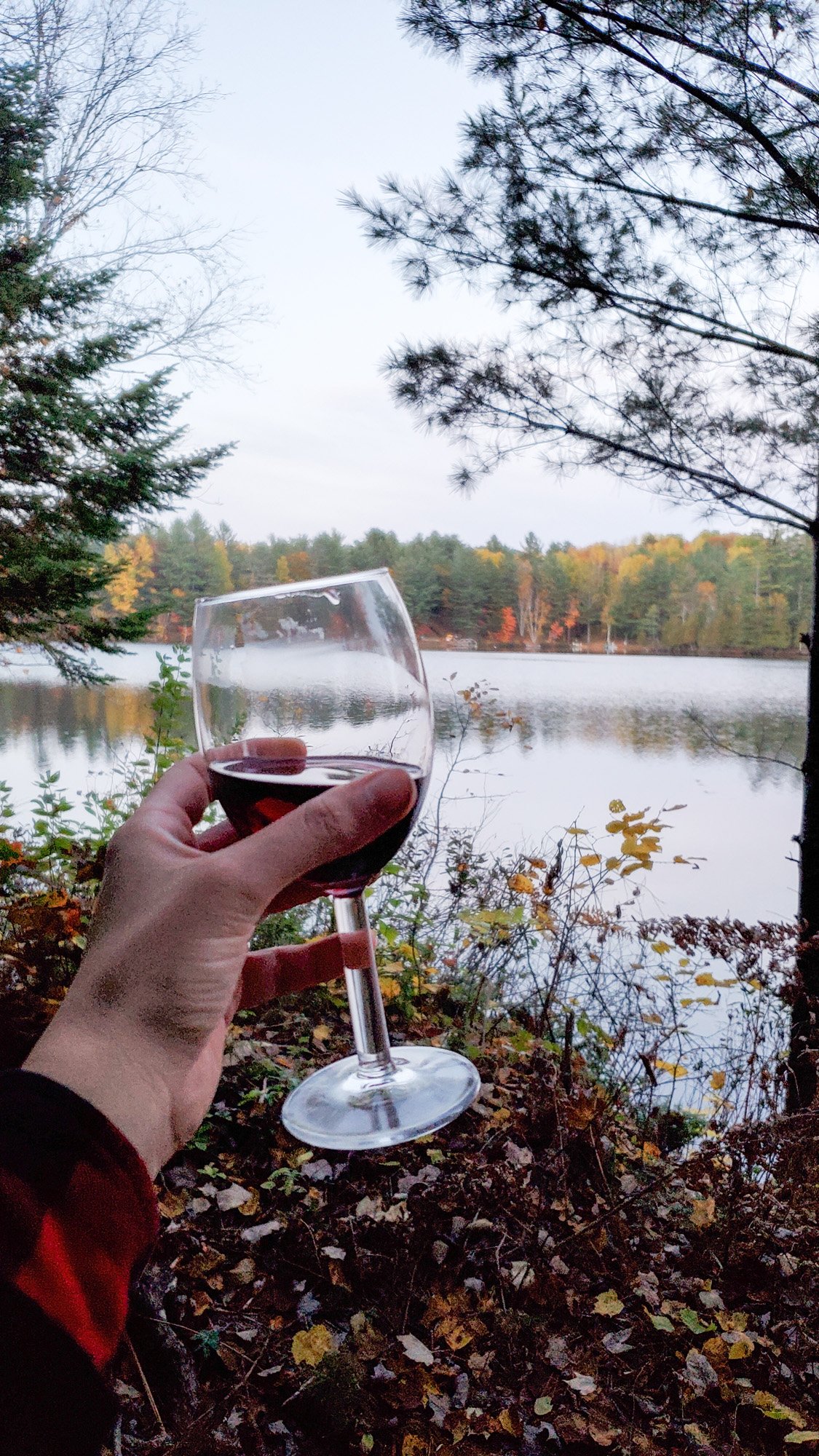 quebec-trip-trailer-days-drinking-wine-by-the-lake.jpg