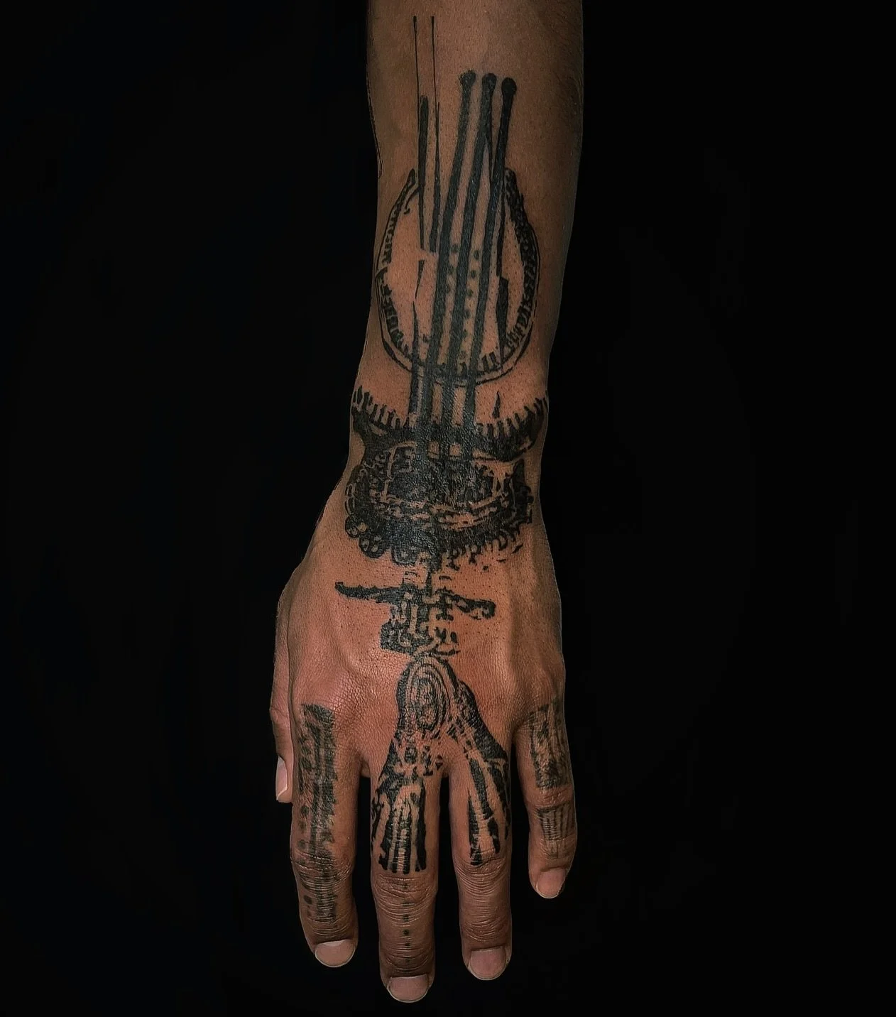 Second layer of artifacts (50% healed 50% fresh, some parts not by me) 🗝️
#collagetattoo #ornamentaltattoo #pdxtattoo #portlandoregontattoo #pdxtattooartist #seattletattoo #eugenetattoo #bayareatattoo #pnwtattoo #qttr