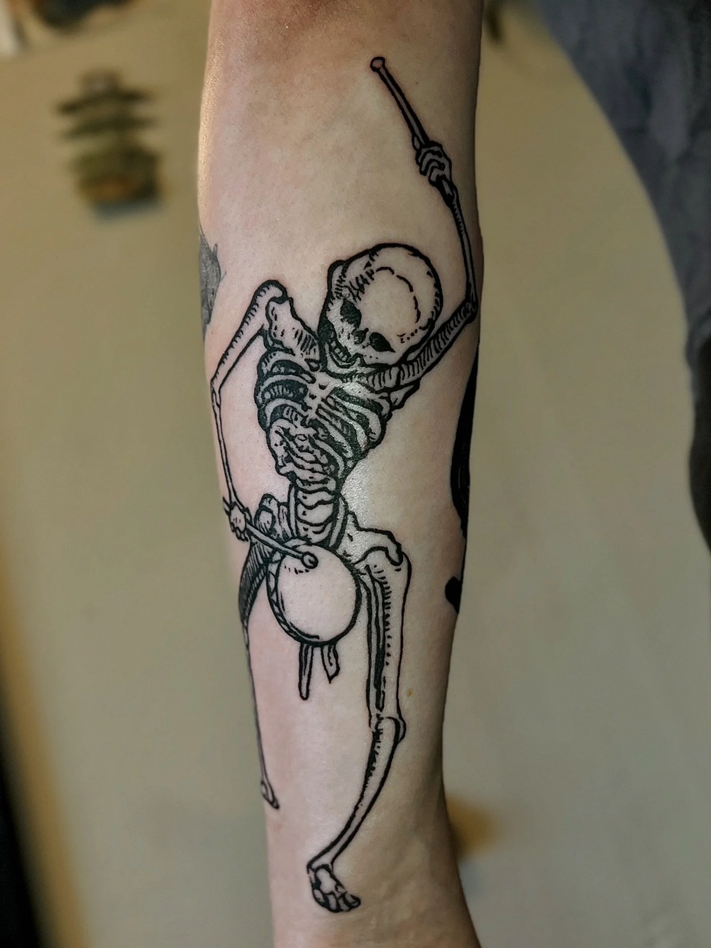 Dancing death etching/woodcut adaptation 🥁🩻 
#medievaltattoo #woodcuttattoo #etchingtattoo #pdxtattoo #pdxtattooartist #portlandoregontattoo #pnwtattoo #seattletattoo #bayareatattoo #qttr