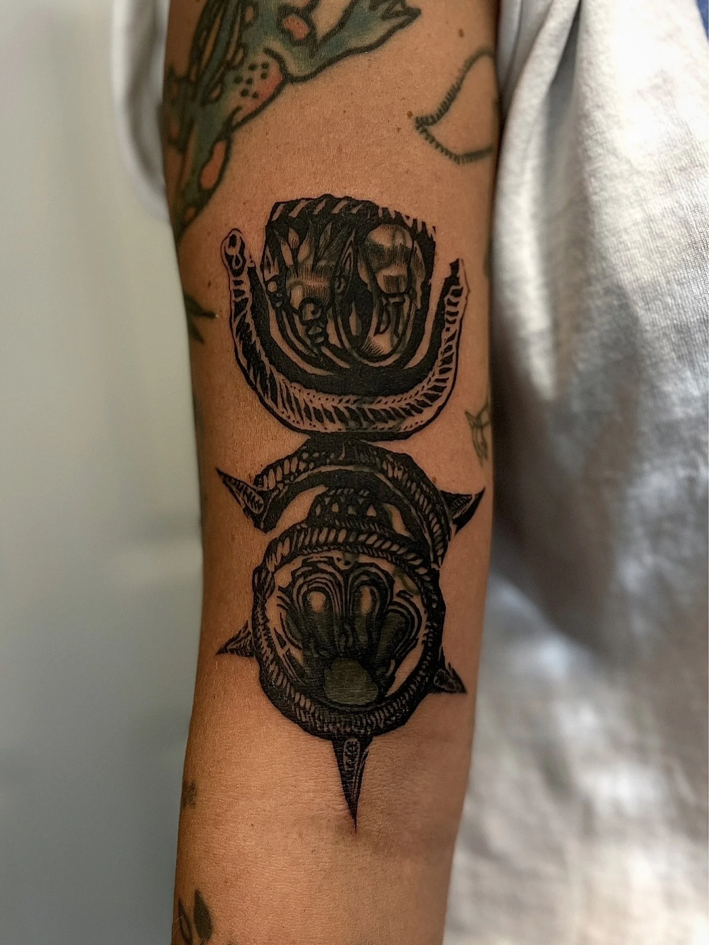 COVERUP 💠 I love the opportunity to do something extra-constructive! Thank you! 
swipe to see the bad photo I took of the stencil 
#collagetattoo #contemporarytattoo #ornamentaltattoo #pdxtattoo #pdxtattooartist #seattletattoo #bayareatattoo #pnwtat