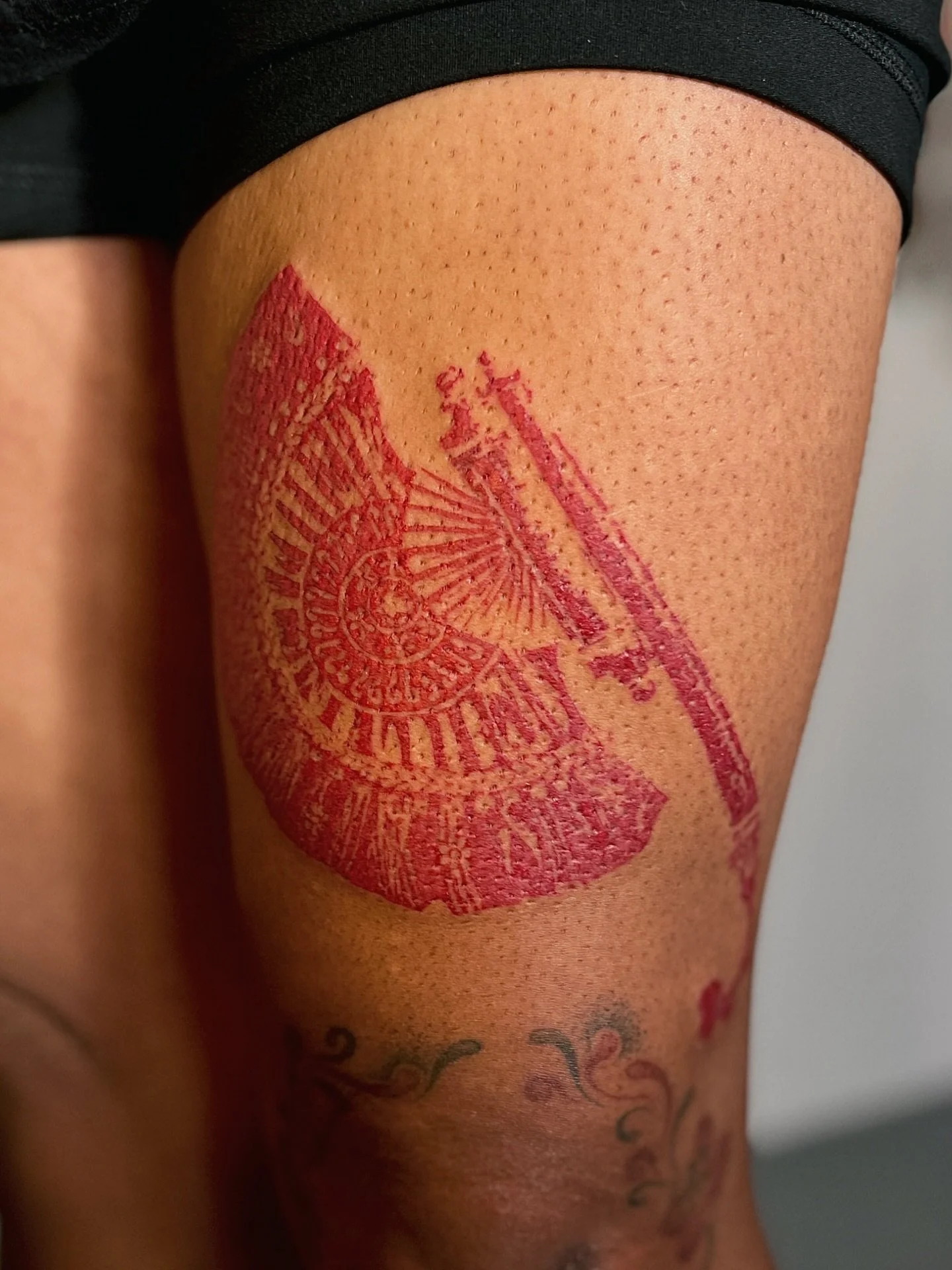 Custom pankha for Sania with combined Bengali and Rajasthani patterns and materials &diams;️ Thank you!
#collagetattoo #ornamentaltattoo #pdxtattoo #pdxtattooartist #seattletattoo #portlandoregontattoo #eugenetattoo #bayareatattoo #qttr