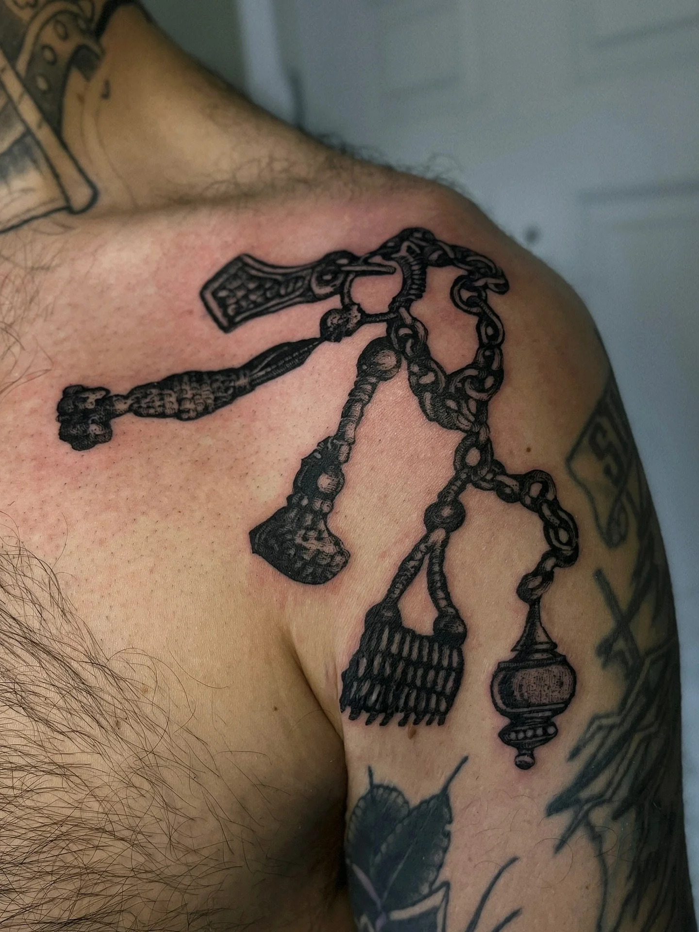 Sick placement for this chain, thank you Kyler! 
#contemporarytattoo #collagetattoo #trinkettattoo #pdxtattooartist #pdxtattoo #seattletattoo #bayareatattoo #pnwtattoo #portlandoregontattoo #trinkets #qttr