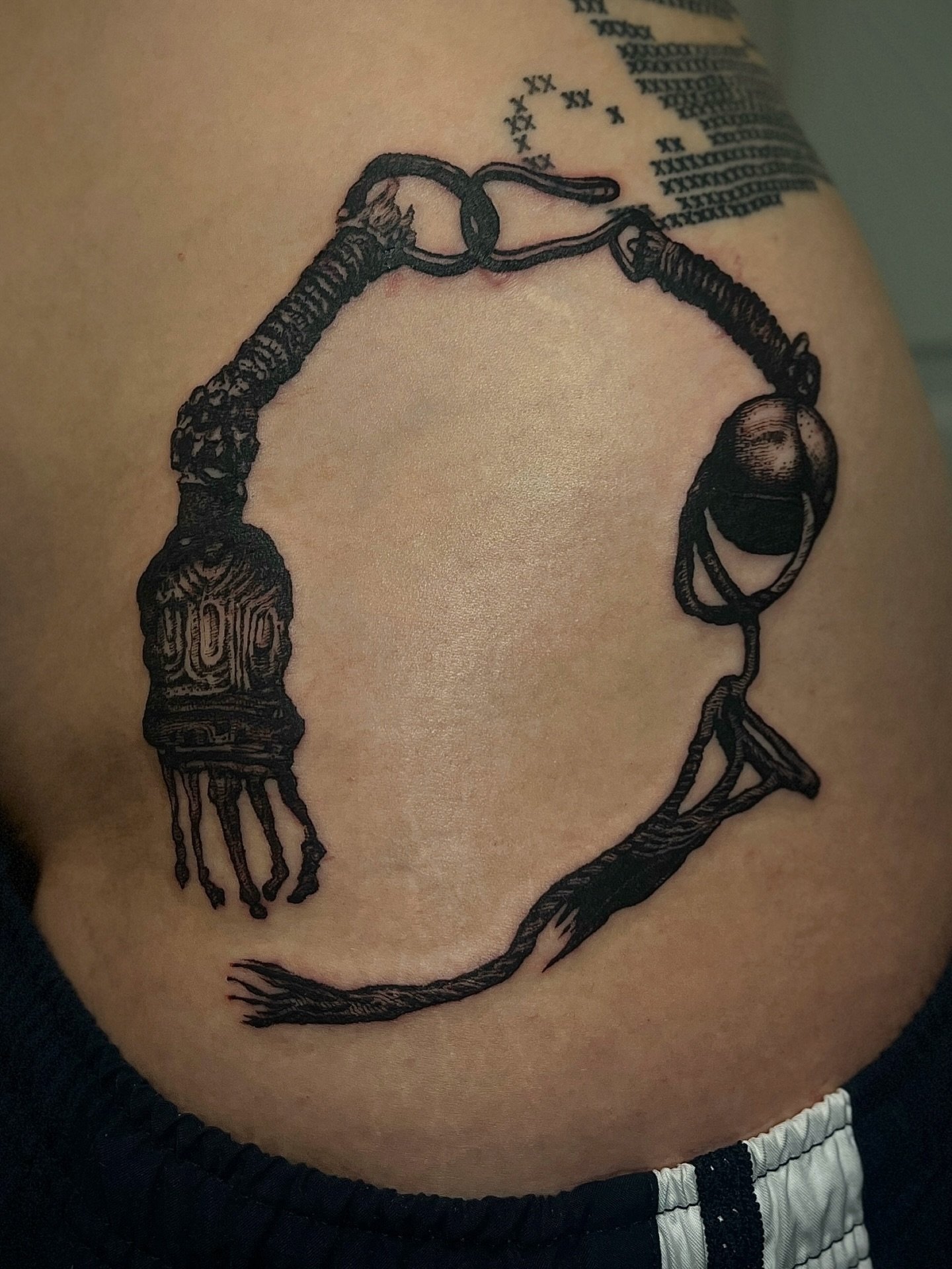 Hip Charm 🪢 
#pdxtattoo #pdxtattooartist #portlandoregontattoo #ornamentaltattoo #qttr