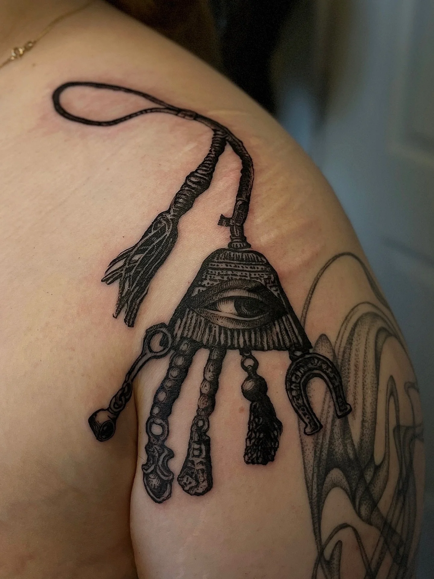 Epaulet 🧿
#pdxtattoo #portlandoregontattoo #ornamentaltattoo #qttr #collagetattoo