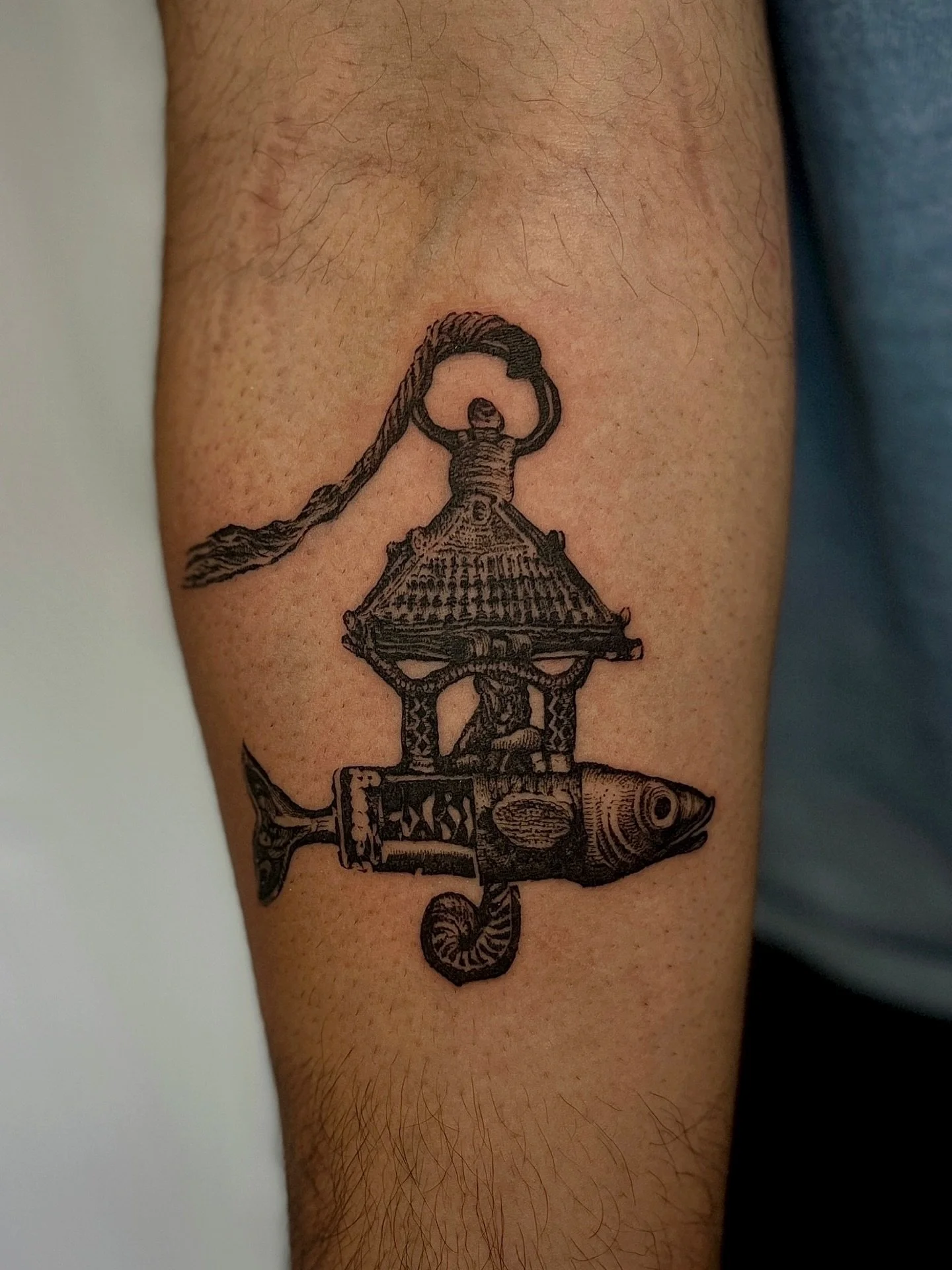 Flying fish 🌊(custom inspired by a flash design, which I am often up to do w/ a little discussion 🔹)
#collagetattoo #mixedmediatattoo #pdxtattoo #pdxtattooartist #portlandoregontattoo #seattletattoo #bayareatattoo #eugenetattoo #pnwtattoo #qttr