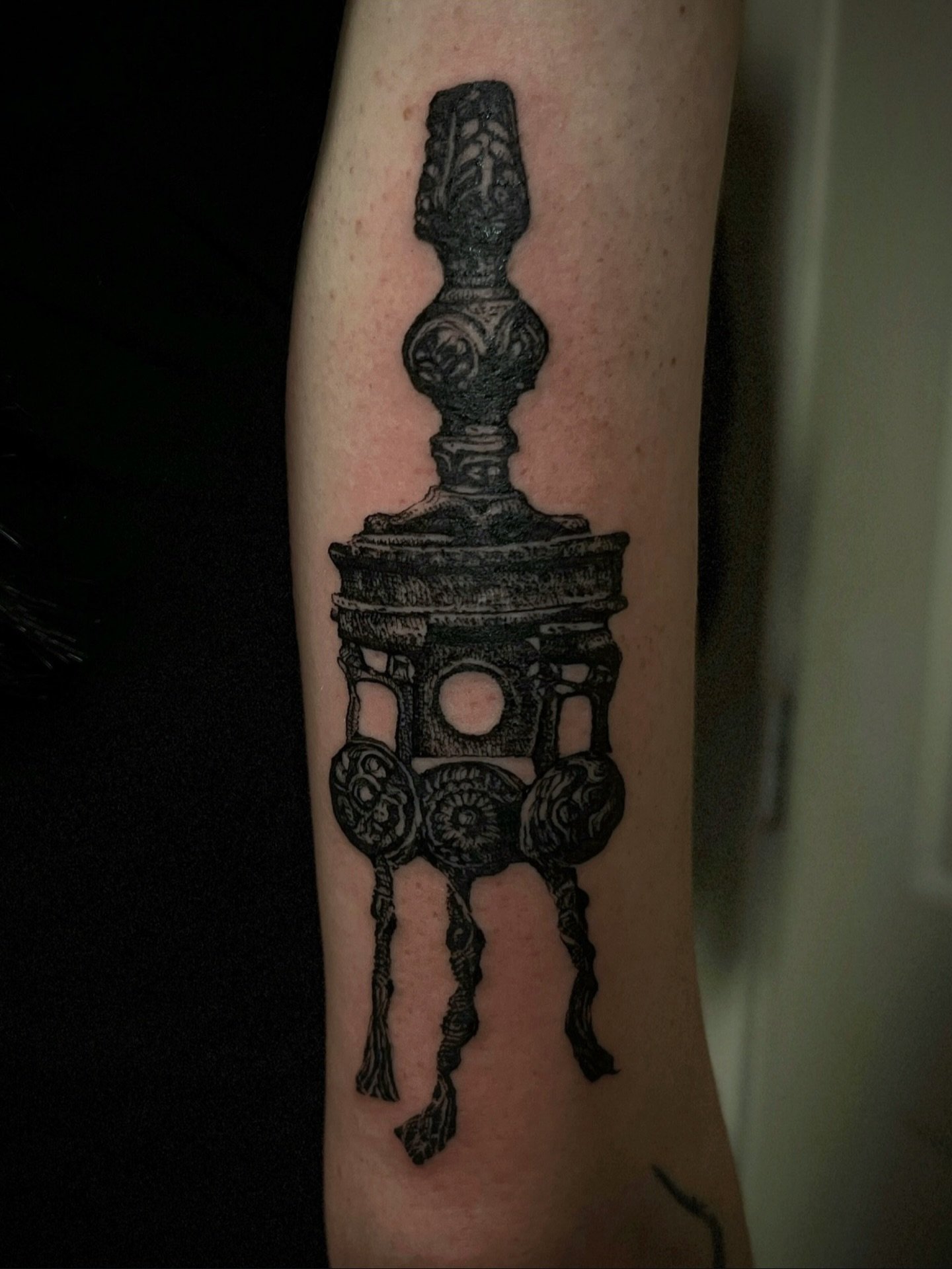 Tuning Fork 🪉 
#collagetattoo #ornamentaltattoo #mixedmediatattoo #jewelrytattoo #contemporarytattoo #pdxtattoo #portlandoregontattoo #pdxtattooartist #seattletattoo #bayareatattoo #pnwtattoo #qttr