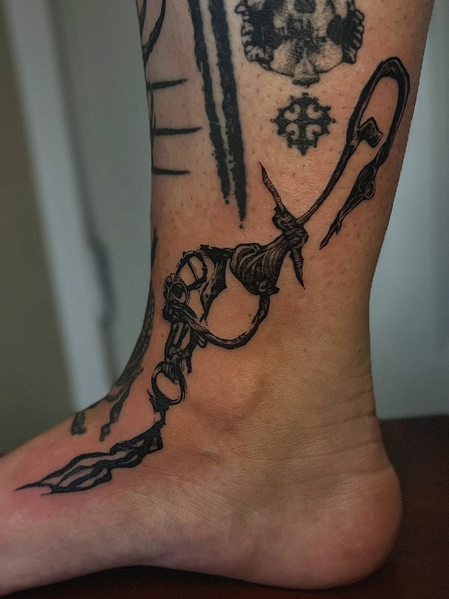 Superfine ankle charm for @inkofahma 📿
#pdxtattoo #pdxtattooartist #portlandoregontattoo #ornamentaltattoo #qttr