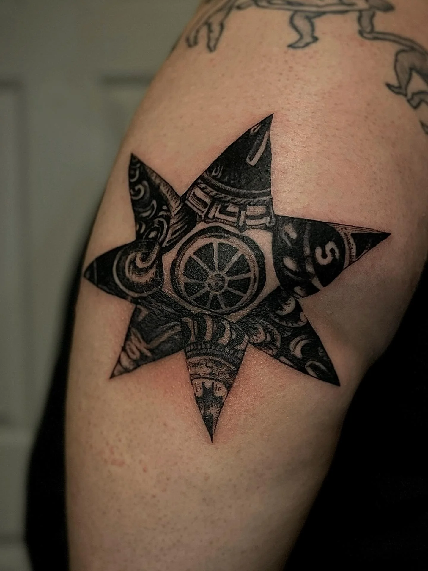 Elbow Star 2 ✴️
#collagetattoo #mixedmediatattoo #pdxtattoo #pdxtattooartist #portlandoregontattoo