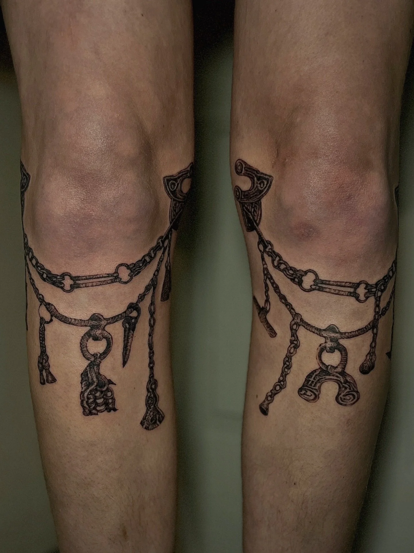 Twin knee armor⛓️&zwj;💥 
#ornamentaltattoo #jewelrytattoo #pdxtattoo #portlandoregontattoo #pdxtattooartist