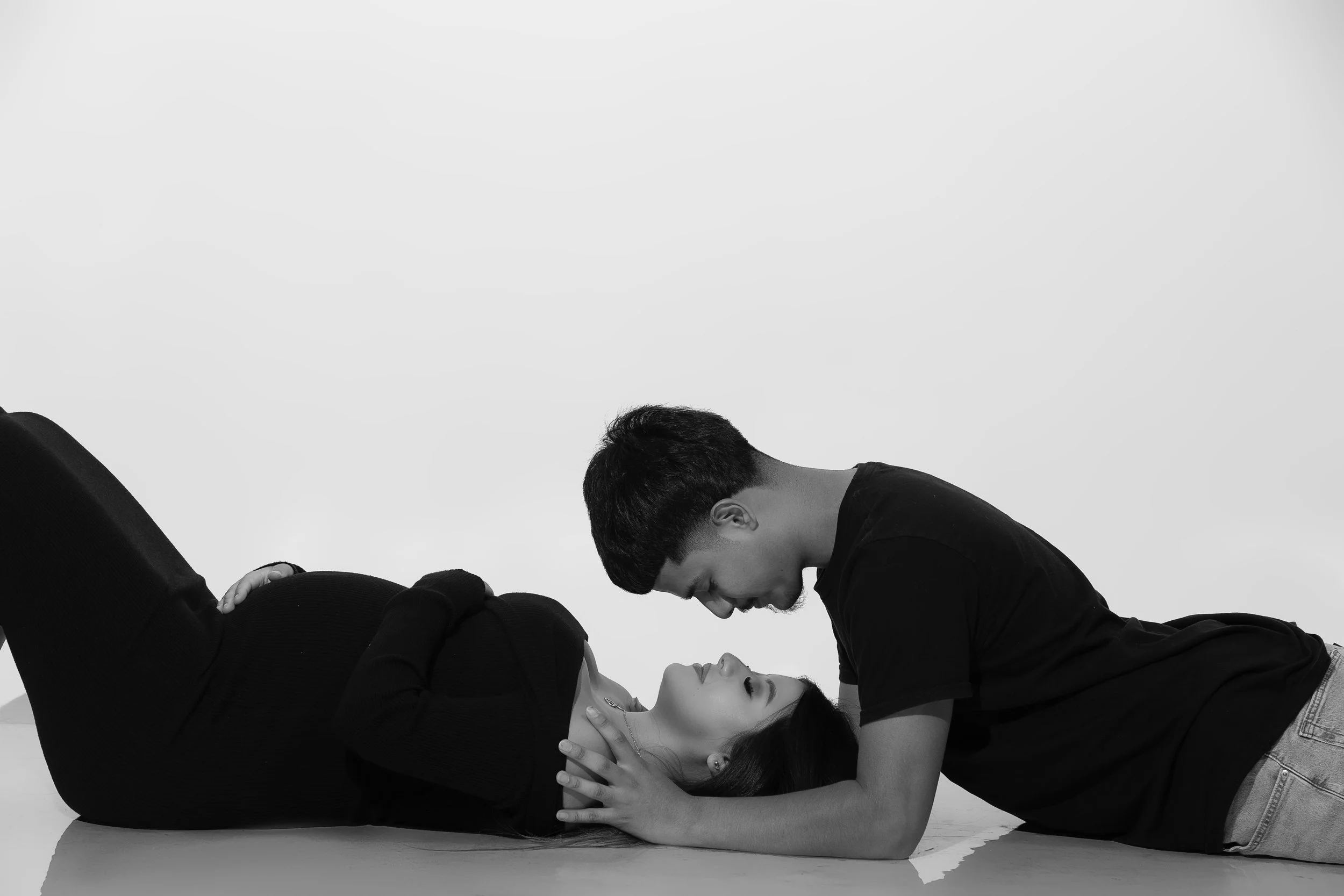 Studio Maternity Session | Modern, Minimal &amp; Beautifully Lit