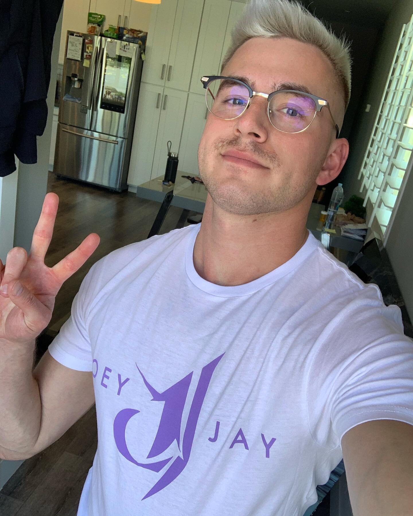 OMG ROUND 2 MERCH DEAL: Between now and Wednesday 3/10, anyone who spends $50 or more not including shipping will be put into a drawing to have a one-on-one virtual meet and greet with this gay ass BITCHHH BAYBEEE!!! THREE WINNERS!!!

😈LINK IN BIO😈