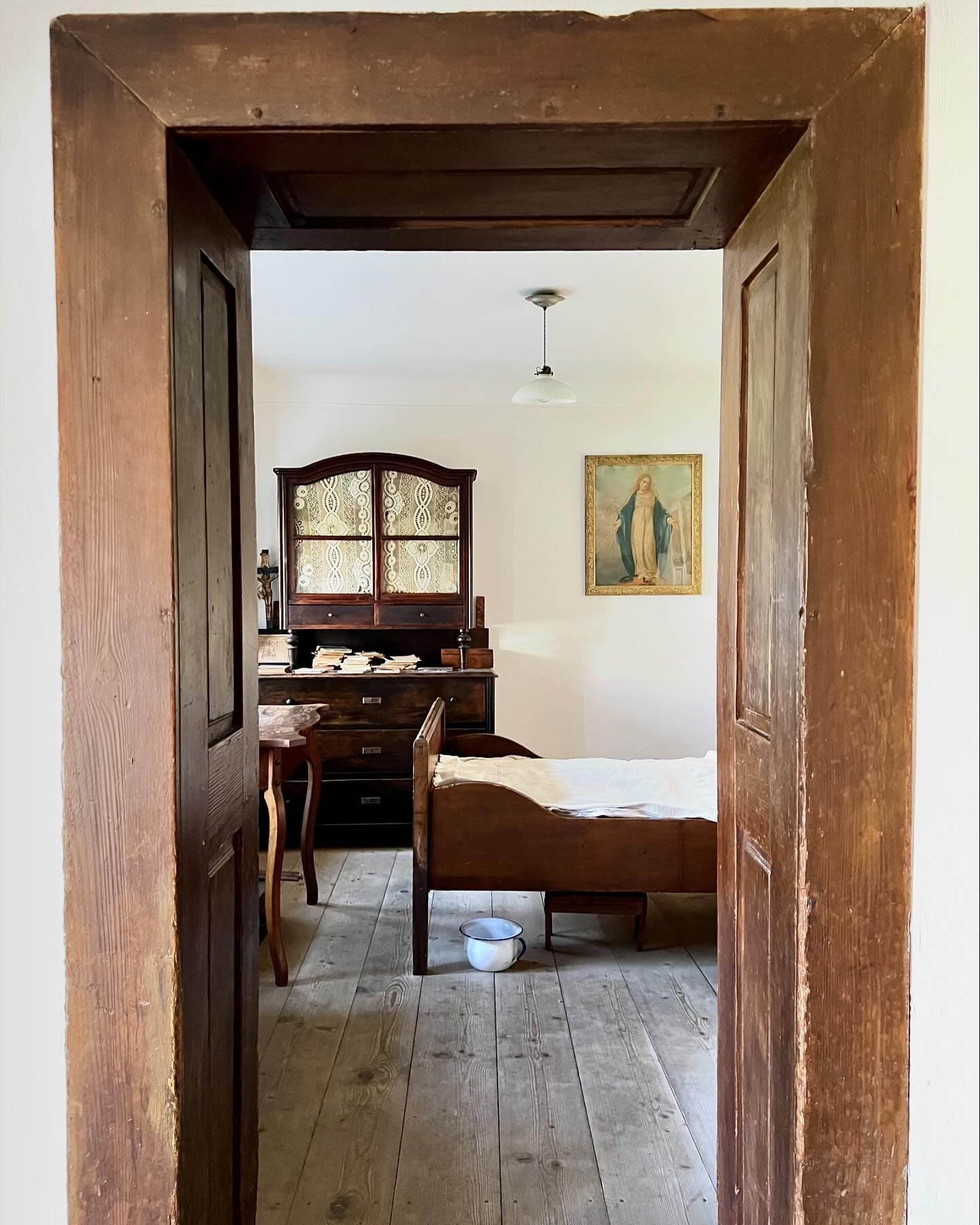 𝓞𝓾𝓻 𝓜𝓾𝓼𝓮𝓾𝓶
 
In the museum section of the &Scaron;kabec Homestead, you get the feeling that someone has just been flipping through these books, taken a cup from the cupboard, and poured themselves tea or coffee. Discover the magical corners 