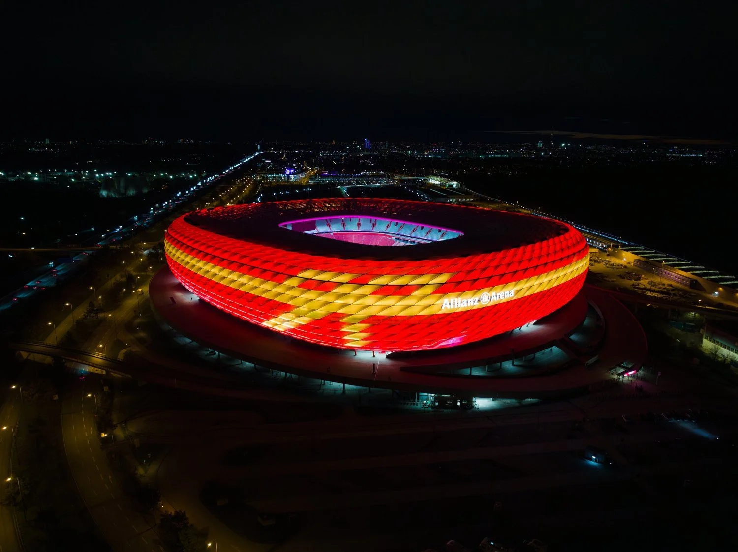 Luftaufnahme der Allianz Arena in München bei Nacht
