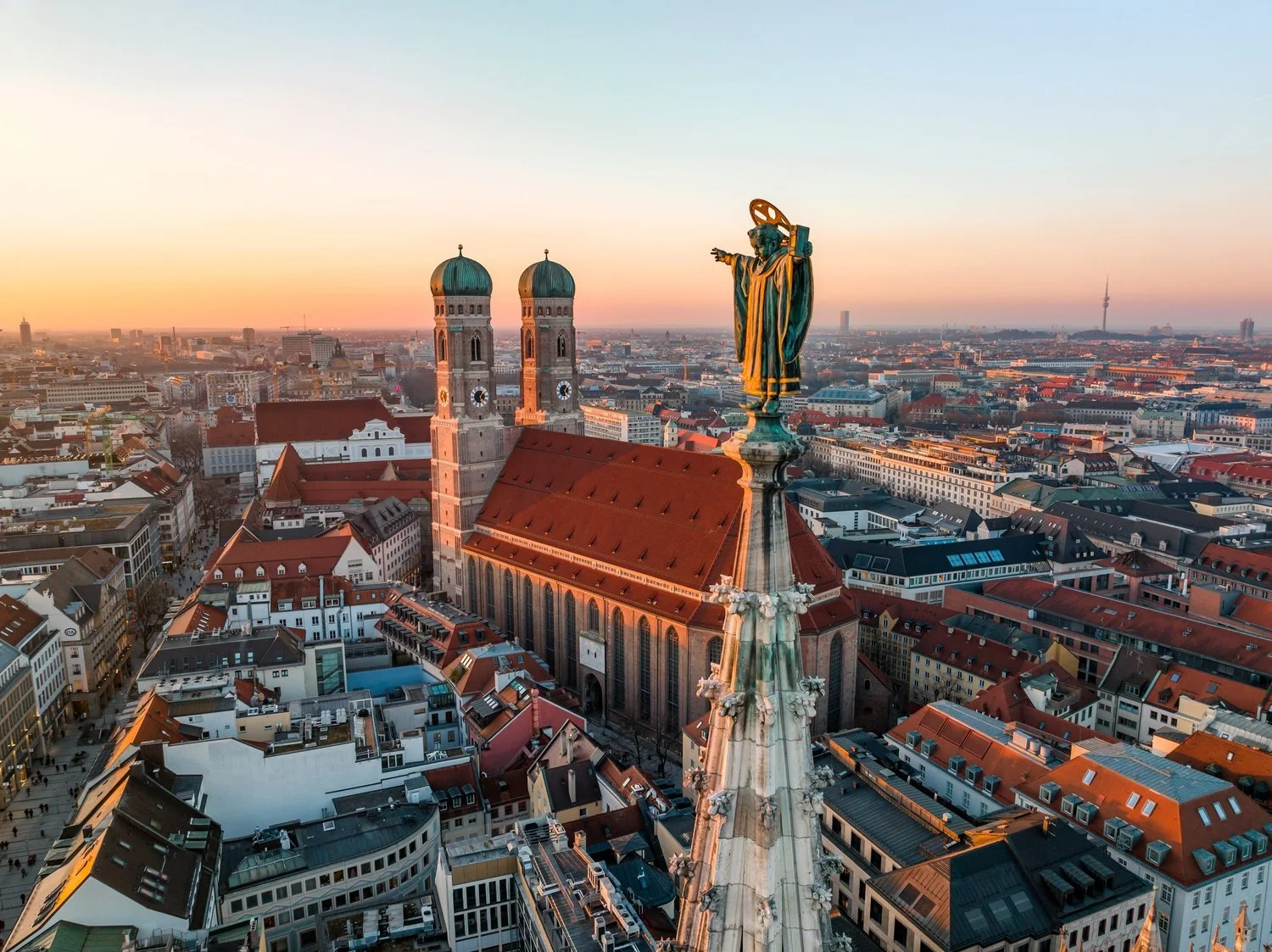 Luftaufnahme der Frauenkirche in München bei Sonnenuntergang