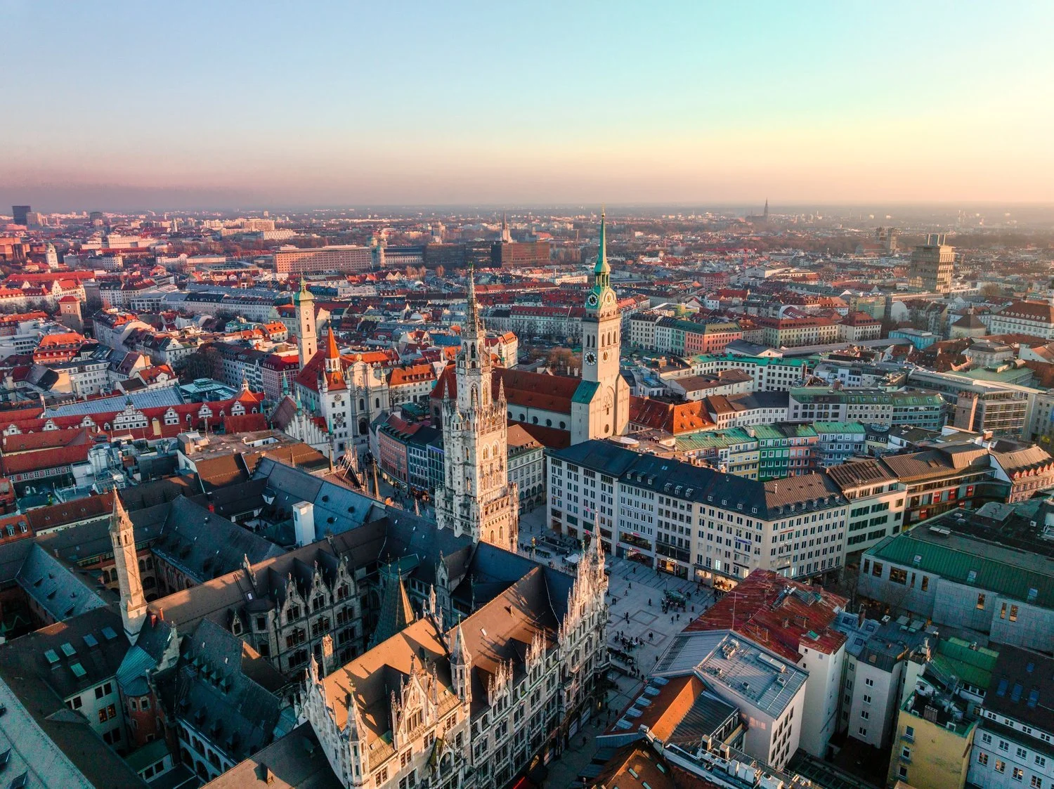 Luftaufnahme von München mit Marienplatz und Neuem Rathaus