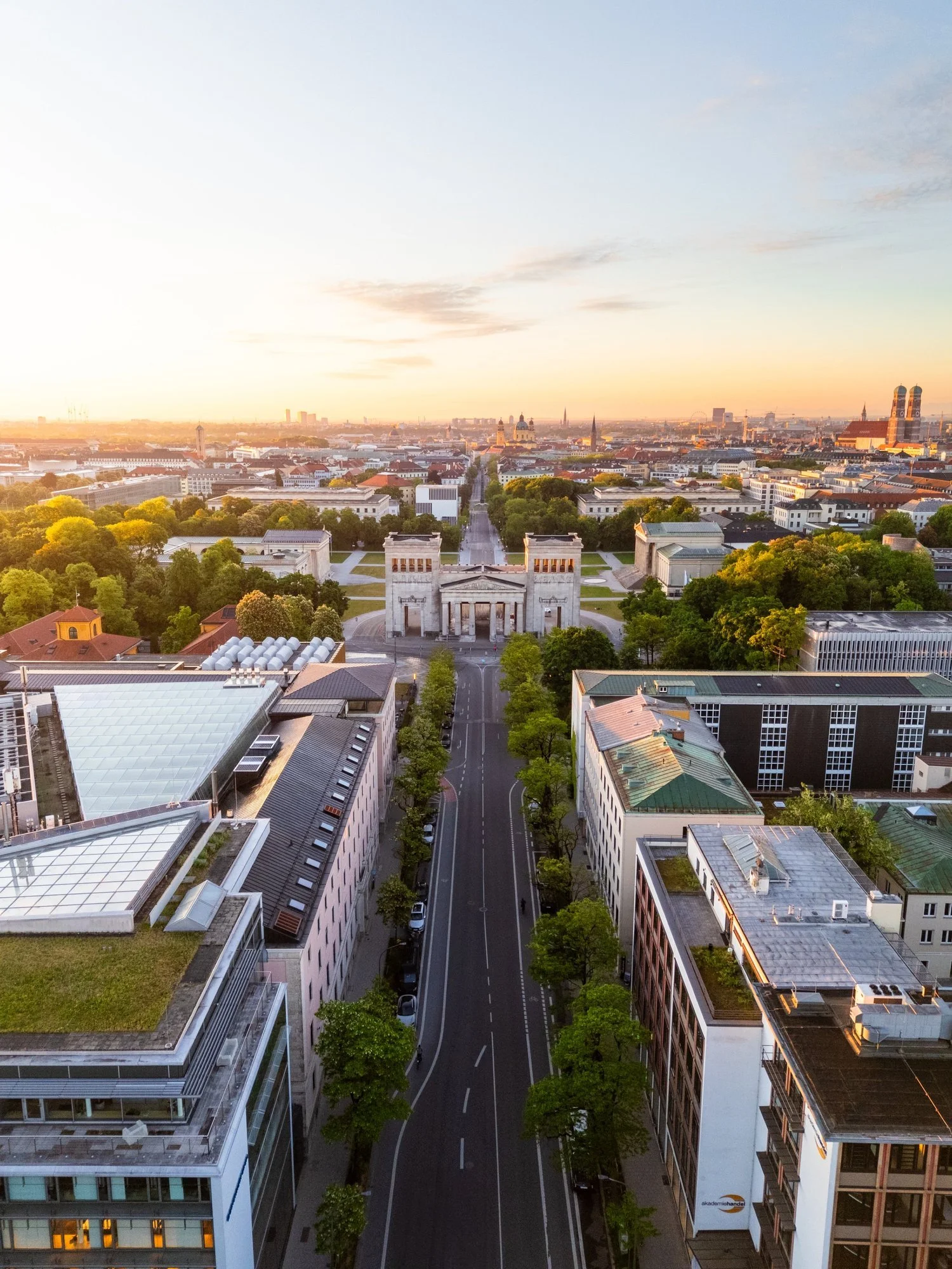 Blick auf den Königsplatz in München bei Sonnenaufgang