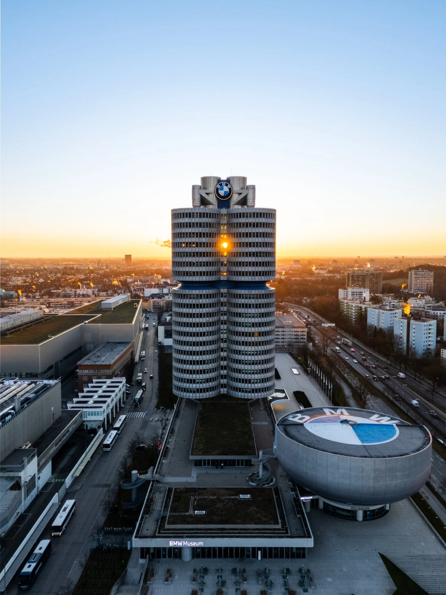 Die BMW Welt in München bei Sonnenuntergang