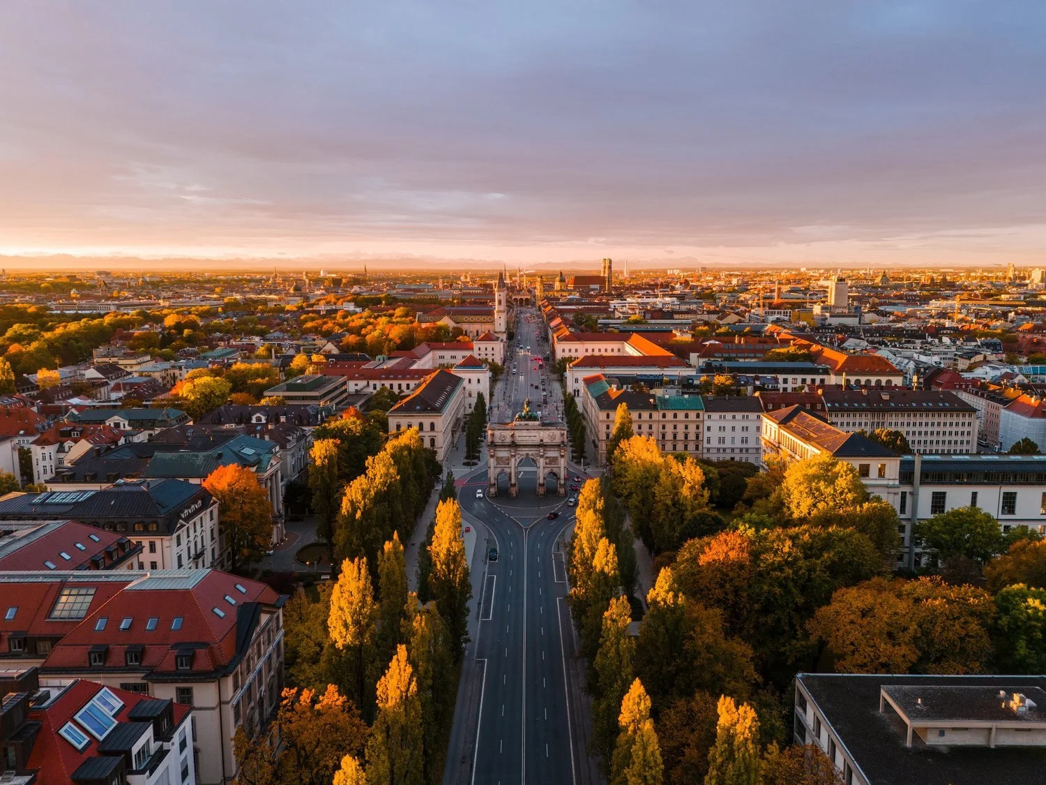 Siegestor und Ludwigstraße aus der Luft im Herbst