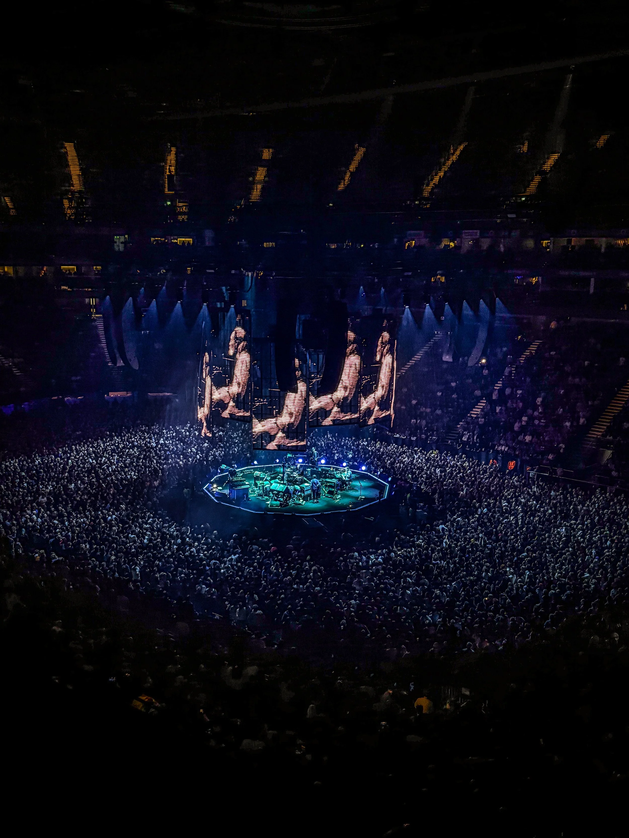 Radiohead Tour 2025 - in the round moving LED, with cameras on Panasonic tracking, delivered by Universal Pixels