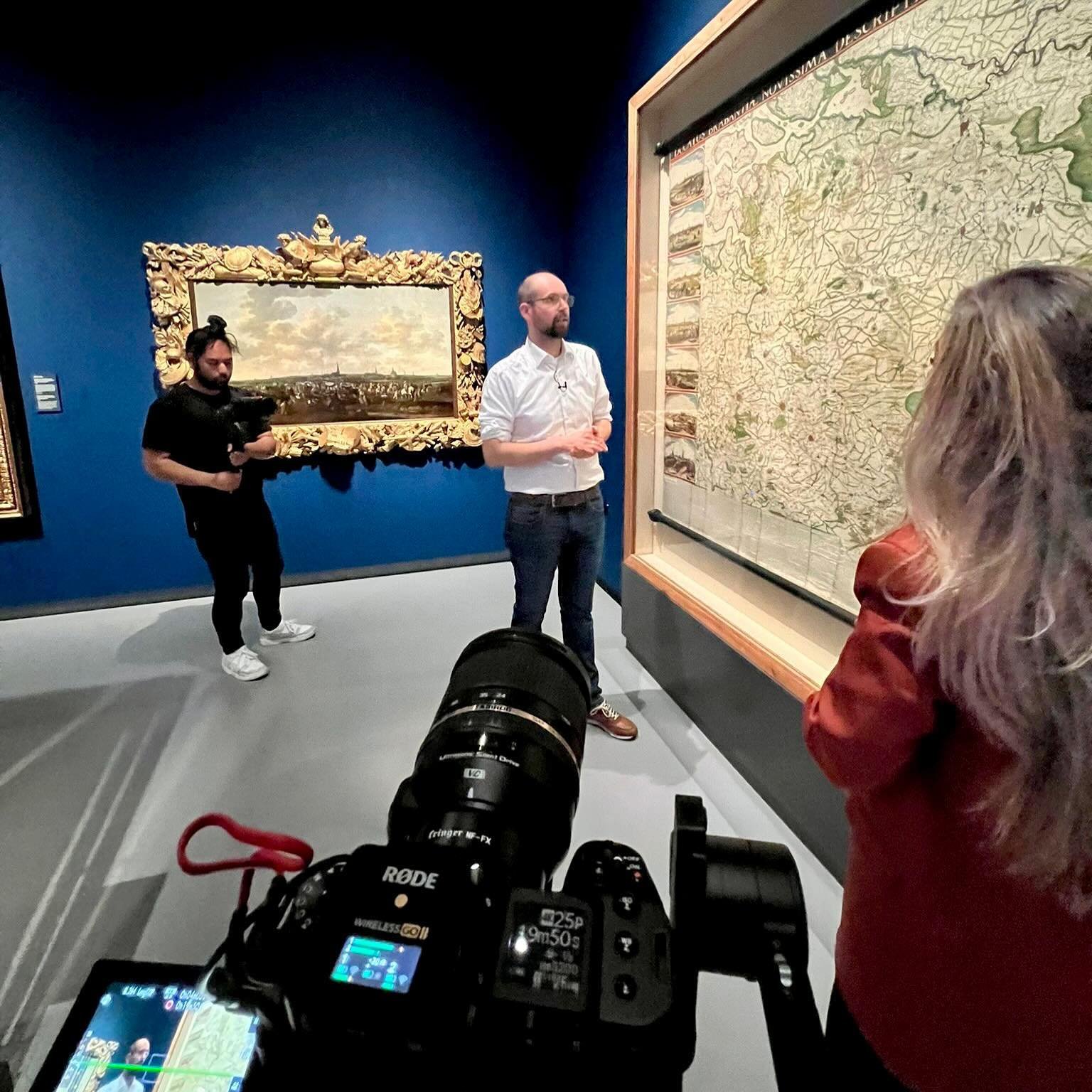 Opnames in het prachtige @hetnoordbrabantsmuseum in Den Bosch in het kader van het vooronderzoek naar het slavernijverleden van Eindhoven. Historicus Wouter Loeff van @erfgoedbrabant vertelt over de bijzondere geschiedenis van Brabant en de koloniale