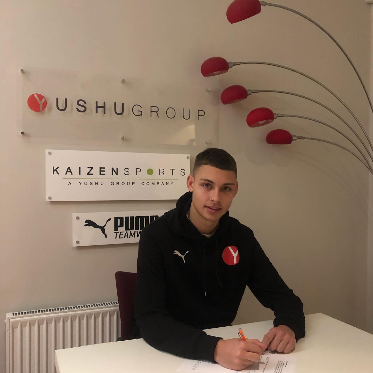 Fantastic addition to what is becoming a special group of young footballers 🔴⚪️⚫️

Welcome to the team @baileyadamson9
