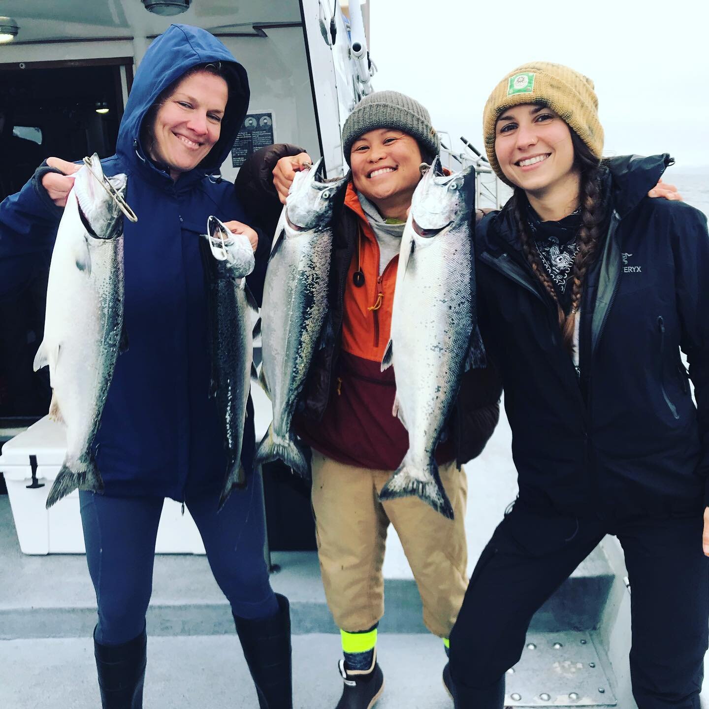 Thanks to our new friends at @broccellars for coming out with us today! A slow morning but we got into a few fish to end our day! We had 14 salmon to 18 lbs for 12 anglers! Shout out to the ladies who showed the men how it was done today!! #fishemery
