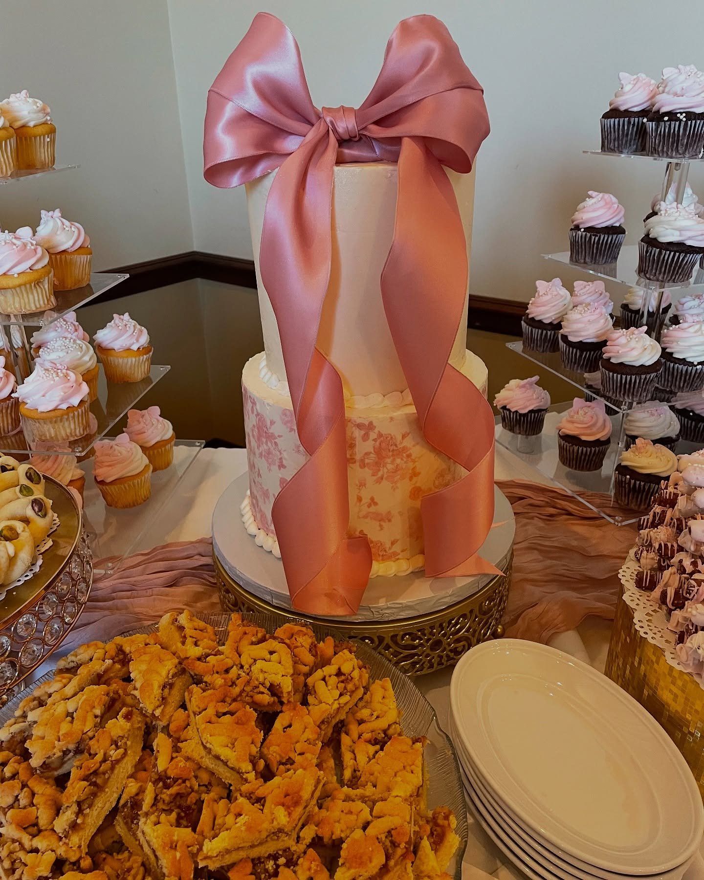 Celebrating my sister-in-law in style as she prepares to welcome baby girl Kibarian! A gorgeous two-tiered carrot cake with a large bow ๐ and floral accents fit perfectly with the girly theme. Honored to have been part of another beautiful celebrati