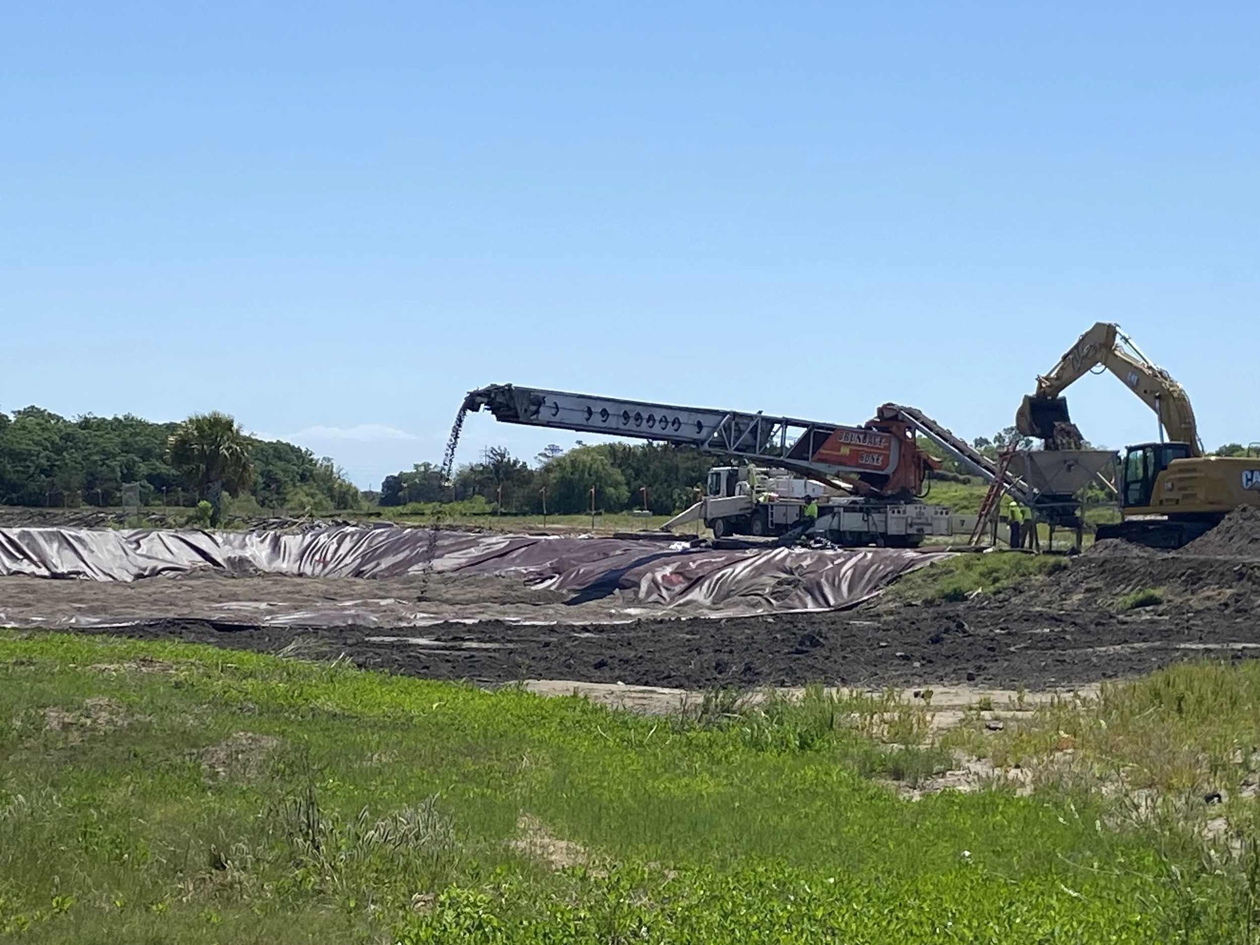 Applying sand cap via telebelt system
