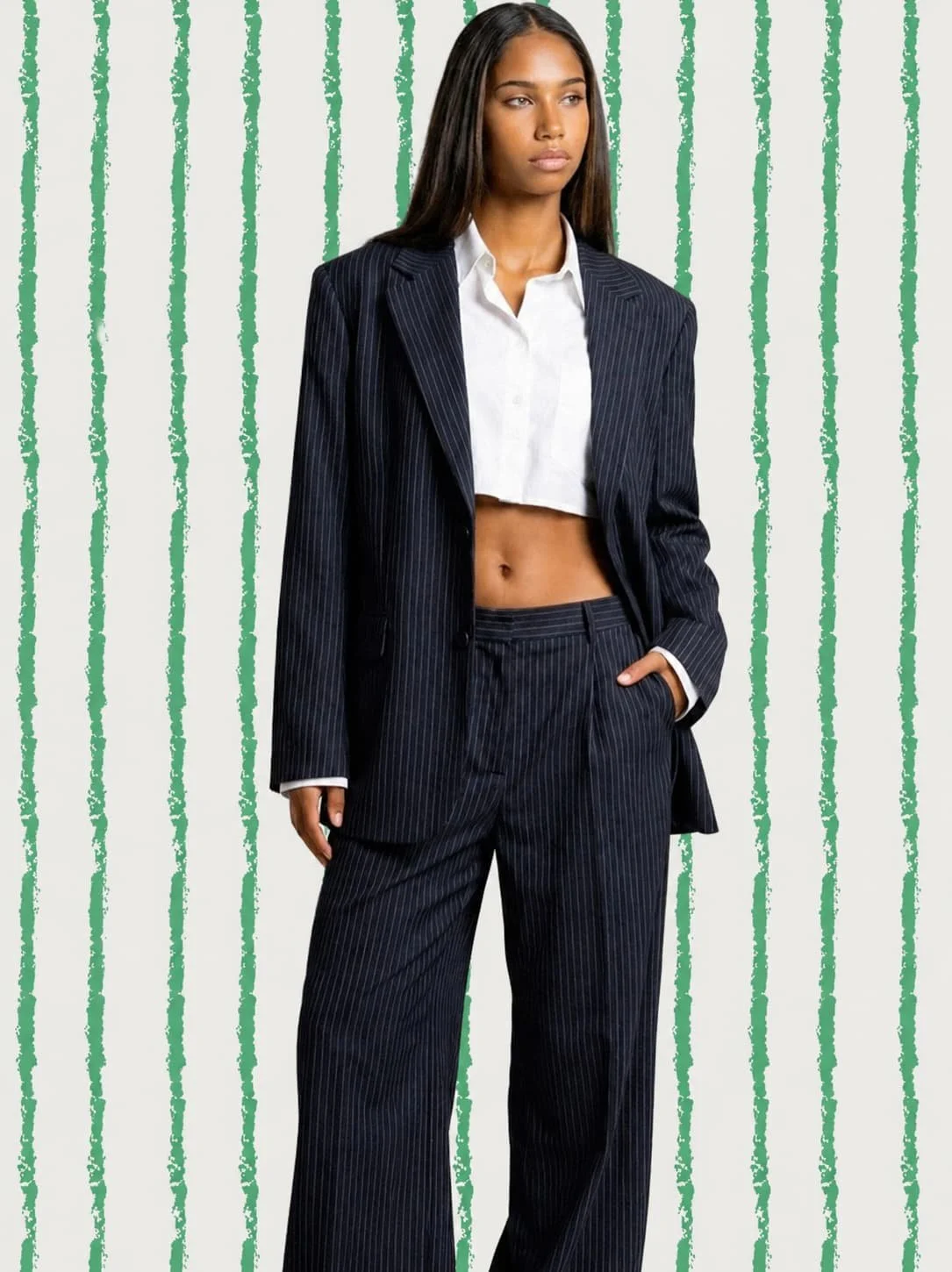 Mannequin adulte en tenue mode élégante lors d’un shooting photo illustrant le lien entre influence, casting et réseau professionnel.