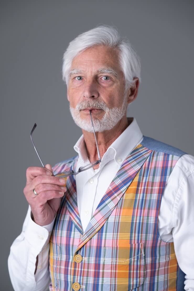 Mannequin homme senior en gilet et chemise, portrait studio