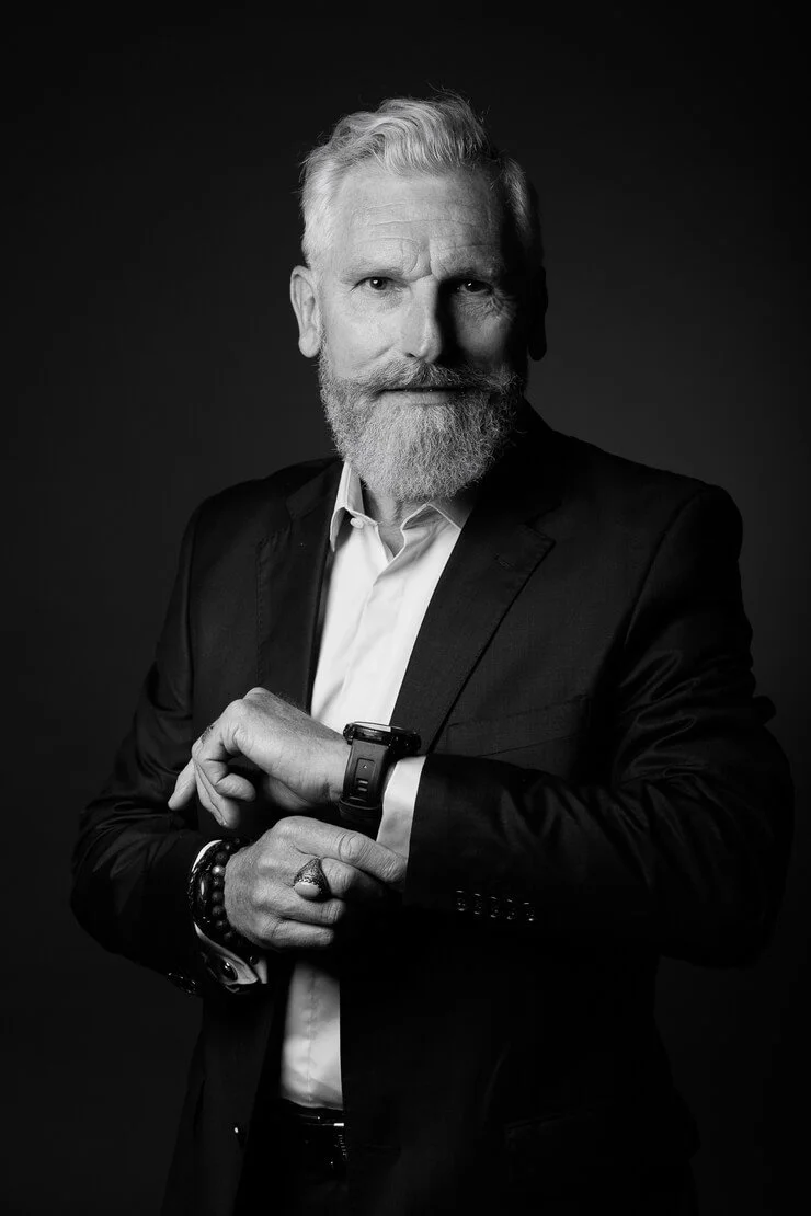 Mannequin homme senior en costume, portrait studio en noir et blanc