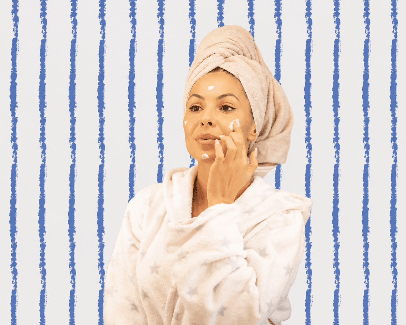 Mannequin réalisant une routine skincare pour protéger sa peau avant un shooting photo