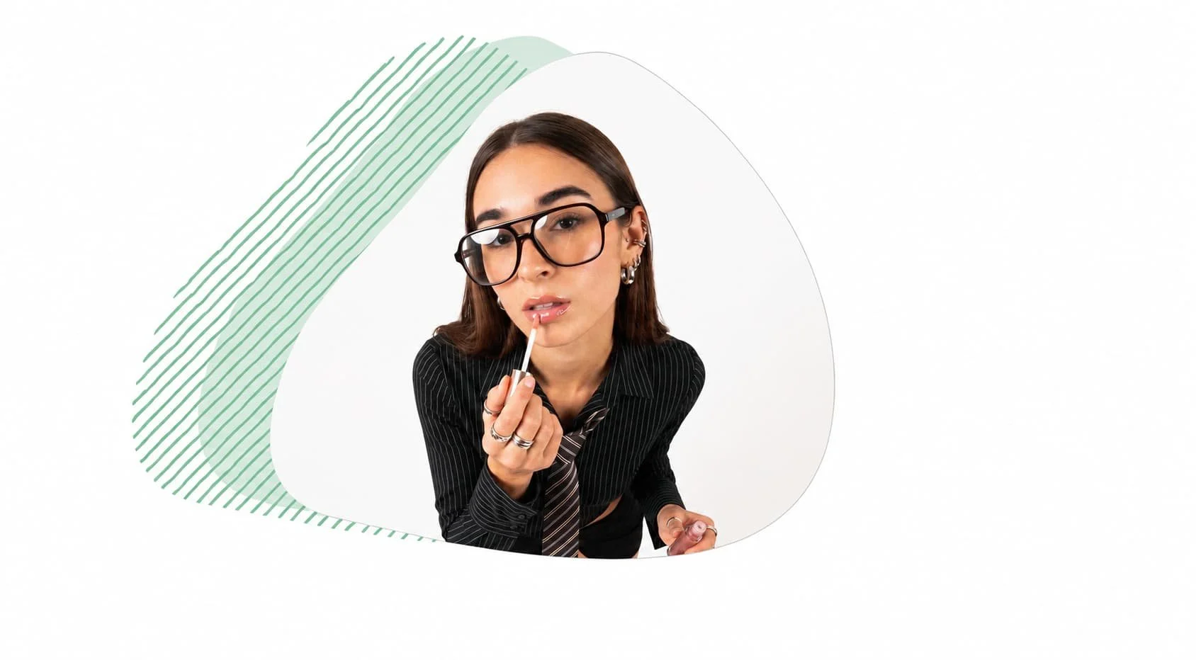Jeune mannequin en look fashion avec lunettes oversize dans un design moderne minimaliste pour illustrer comment définir des objectifs concrets et développer sa carrière dans le mannequinat.