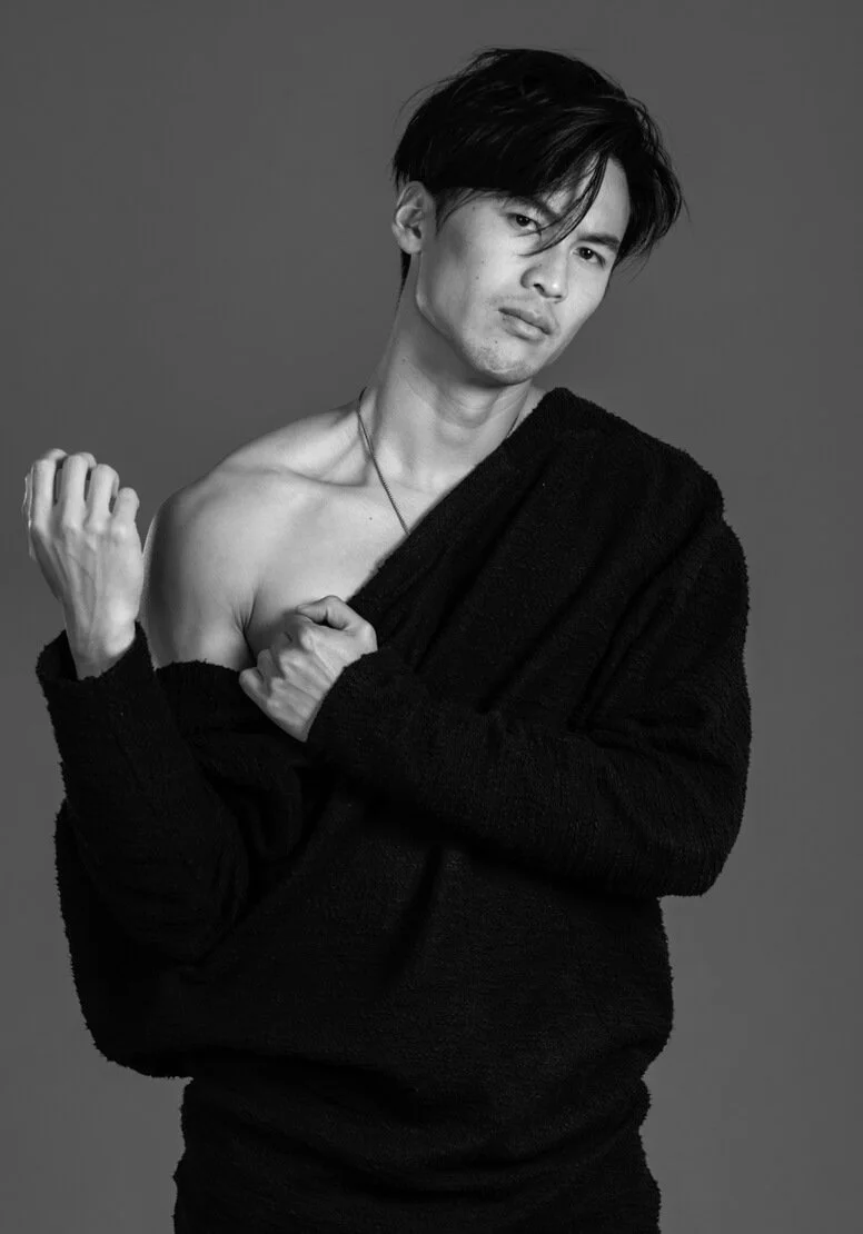 Portrait studio en noir et blanc d'un mannequin homme