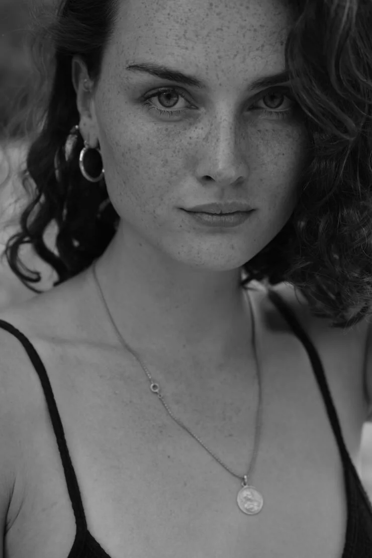 Portrait beauté en noir et blanc d'une mannequin femme aux taches de rousseur