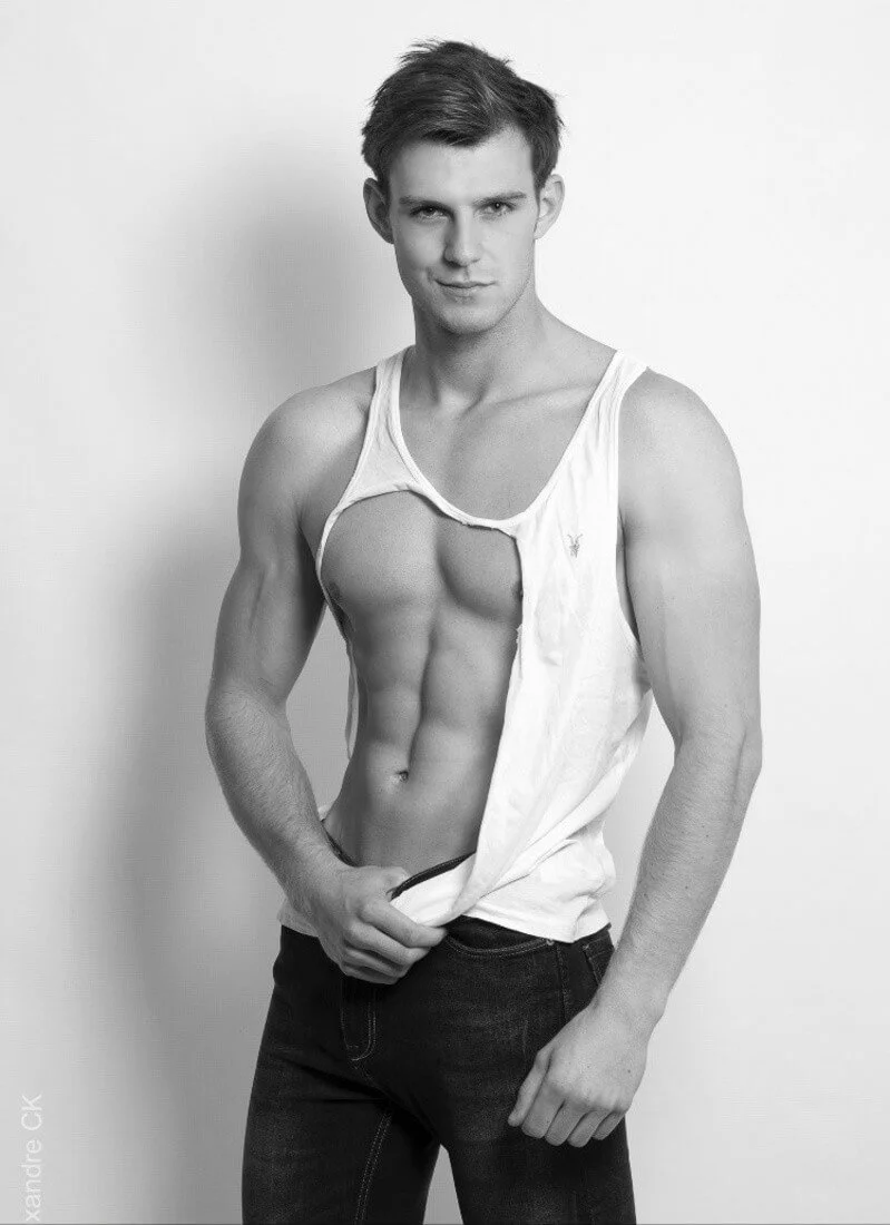 Mannequin homme en studio, photo de book en noir et blanc