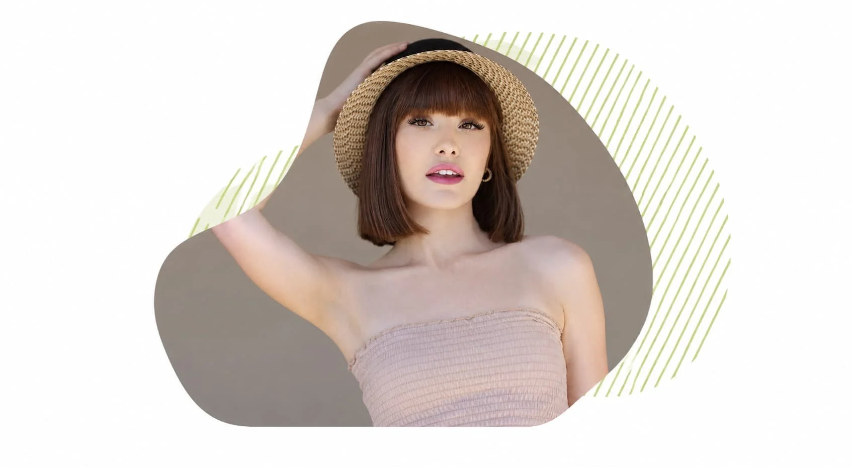 Jeune mannequin portant un chapeau, illustrant l'équilibre entre les études et une carrière de mannequin grâce à une bonne organisation.