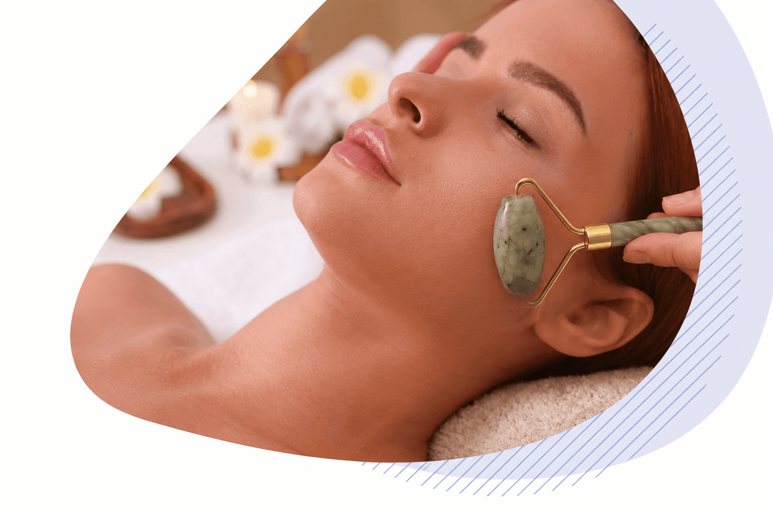 Massage visage avec rouleau de jade et Gua Sha pour drainage lymphatique et sculpture des pommettes et de la mâchoire